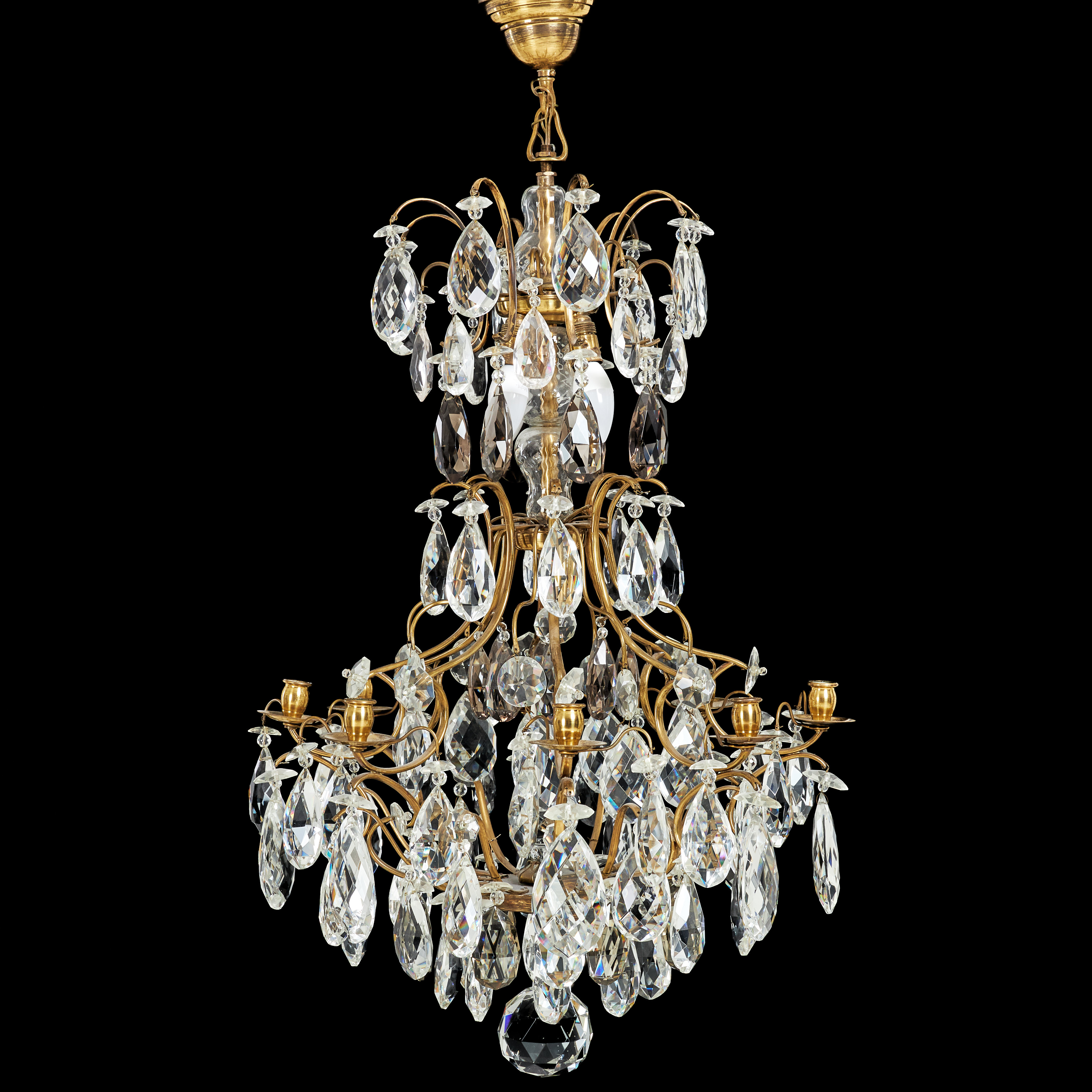 LJUSKRONA, barockstil, stomme i gulmetall, behängd med prismor, delvis rökfärgade, glasad stam, fyra ljuspunkter, åtta ljusarmar, 1900-tal.