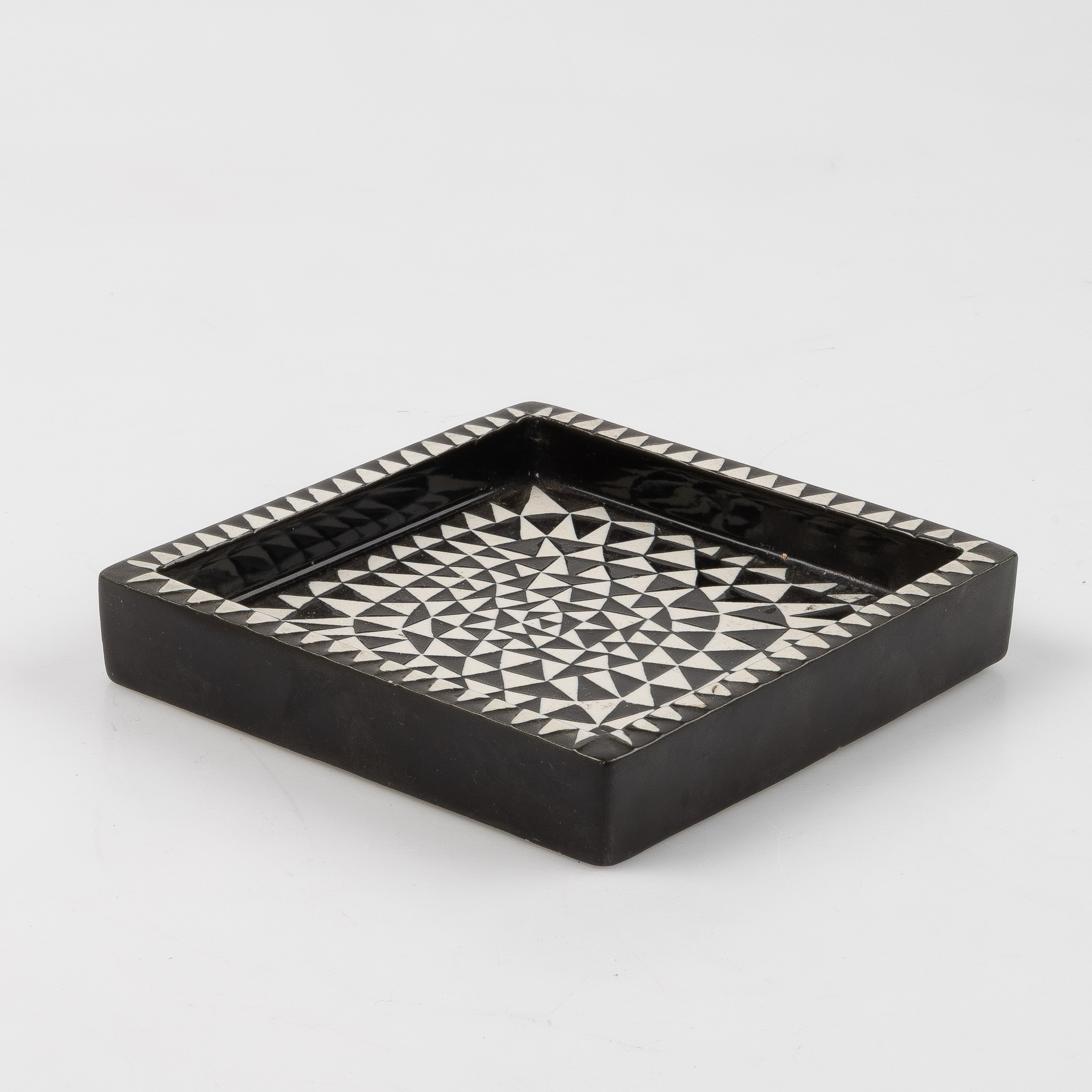 STIG LINDBERG. Fat, "Domino", glaserat stengods, Gustavsberg.