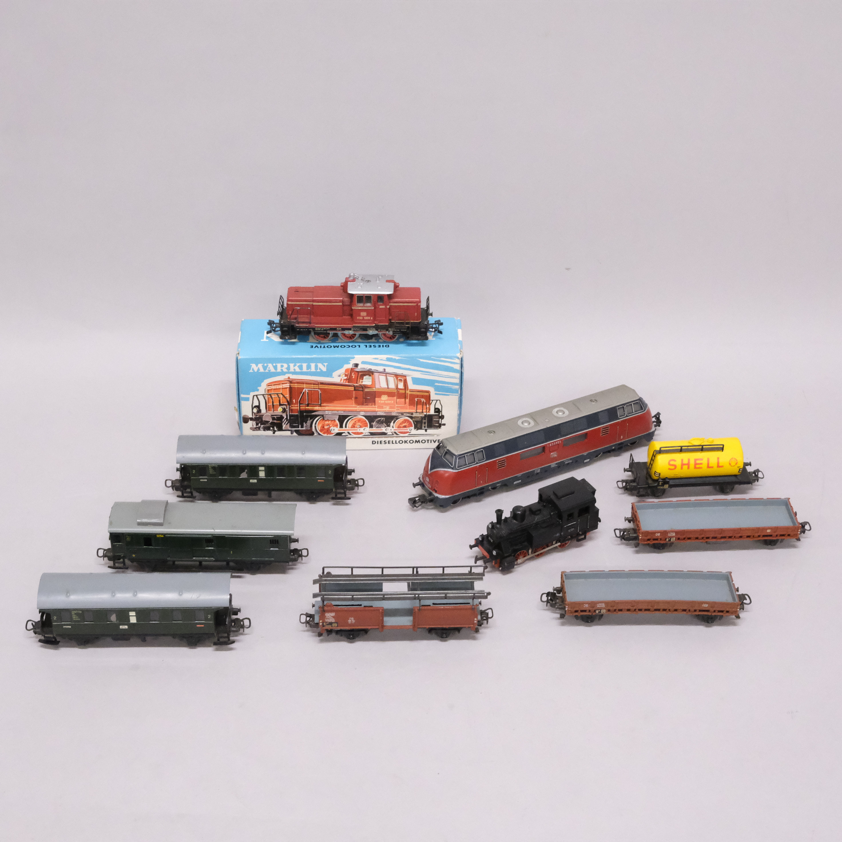 MÄRKLIN. MODELLJÄRNVÄG, LOK OCH VAGNAR. SKALA H0.