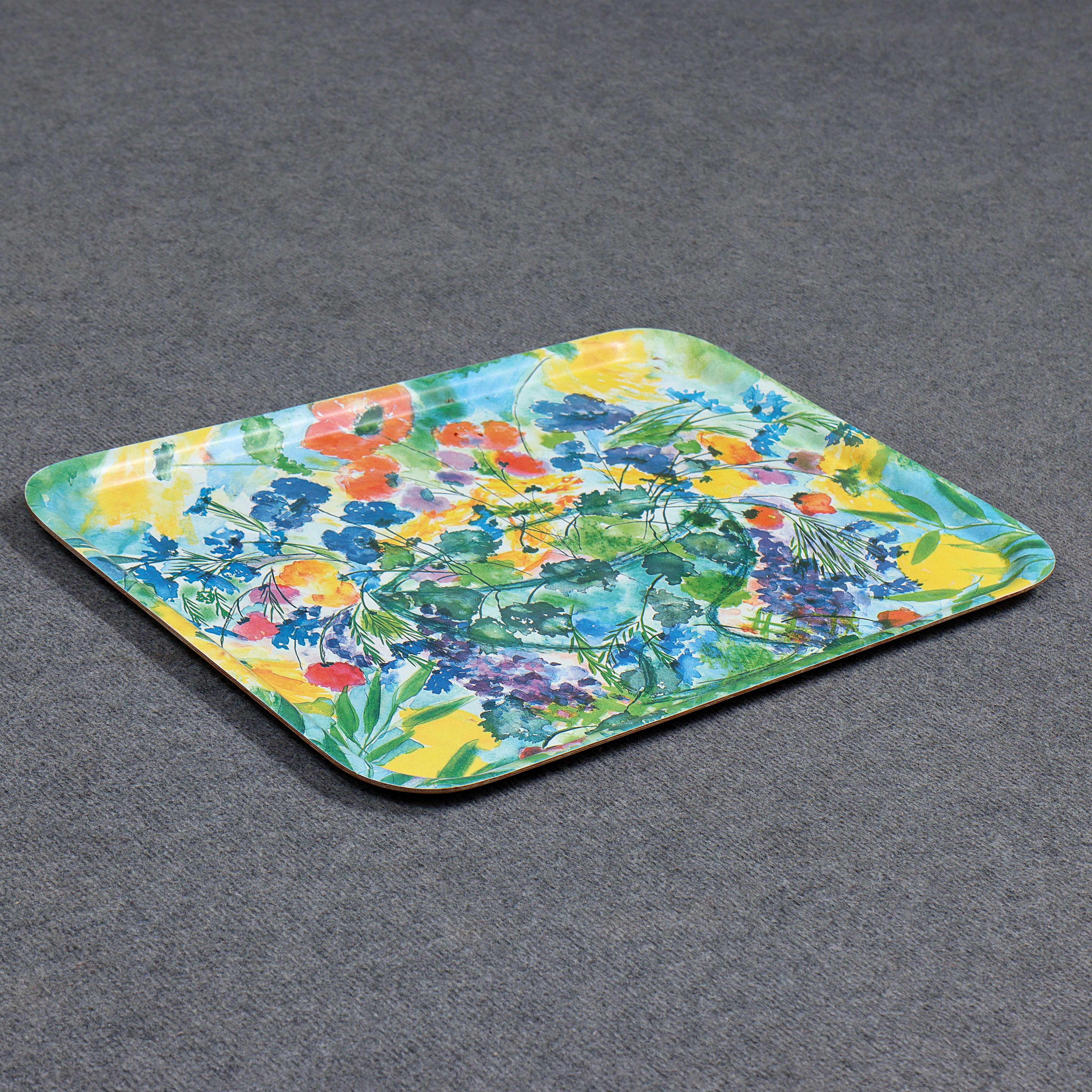 LENA A. LINDEHOLM "SOMMARGLÄDJE" SERVERINGSBRICKA, KANELKAKA FRÅN HÄRJEDALEN.