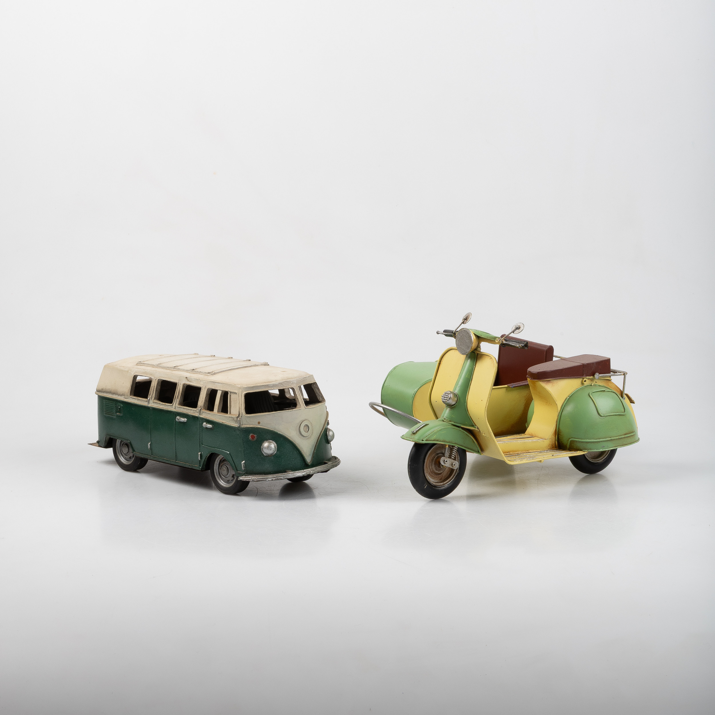 SCOOTER MED SIDOVAGN SAMT FOLKABUSS, plåt, 1900-tal.