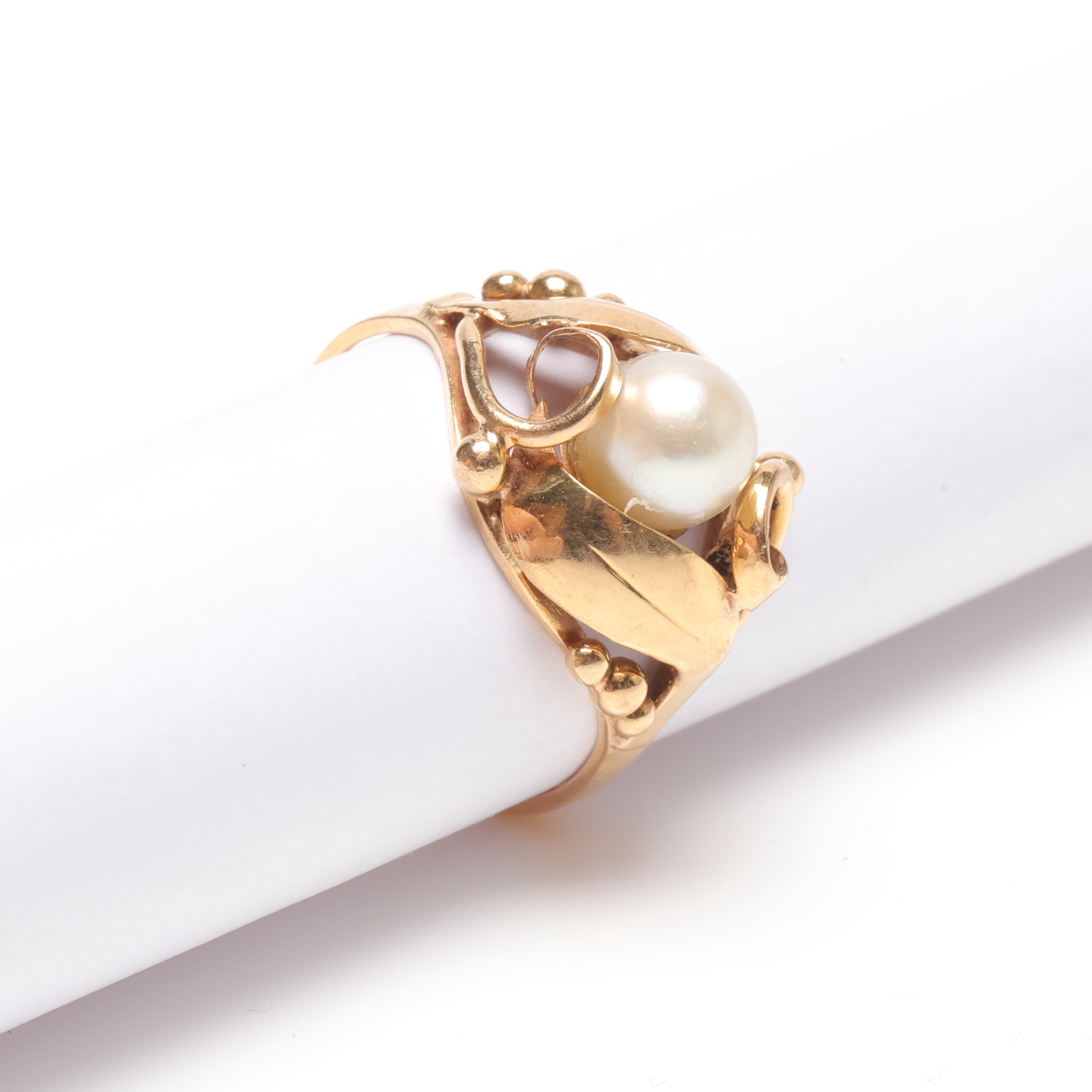 RING, 18k guld med pärla, vikt ca 3,8 gram.
