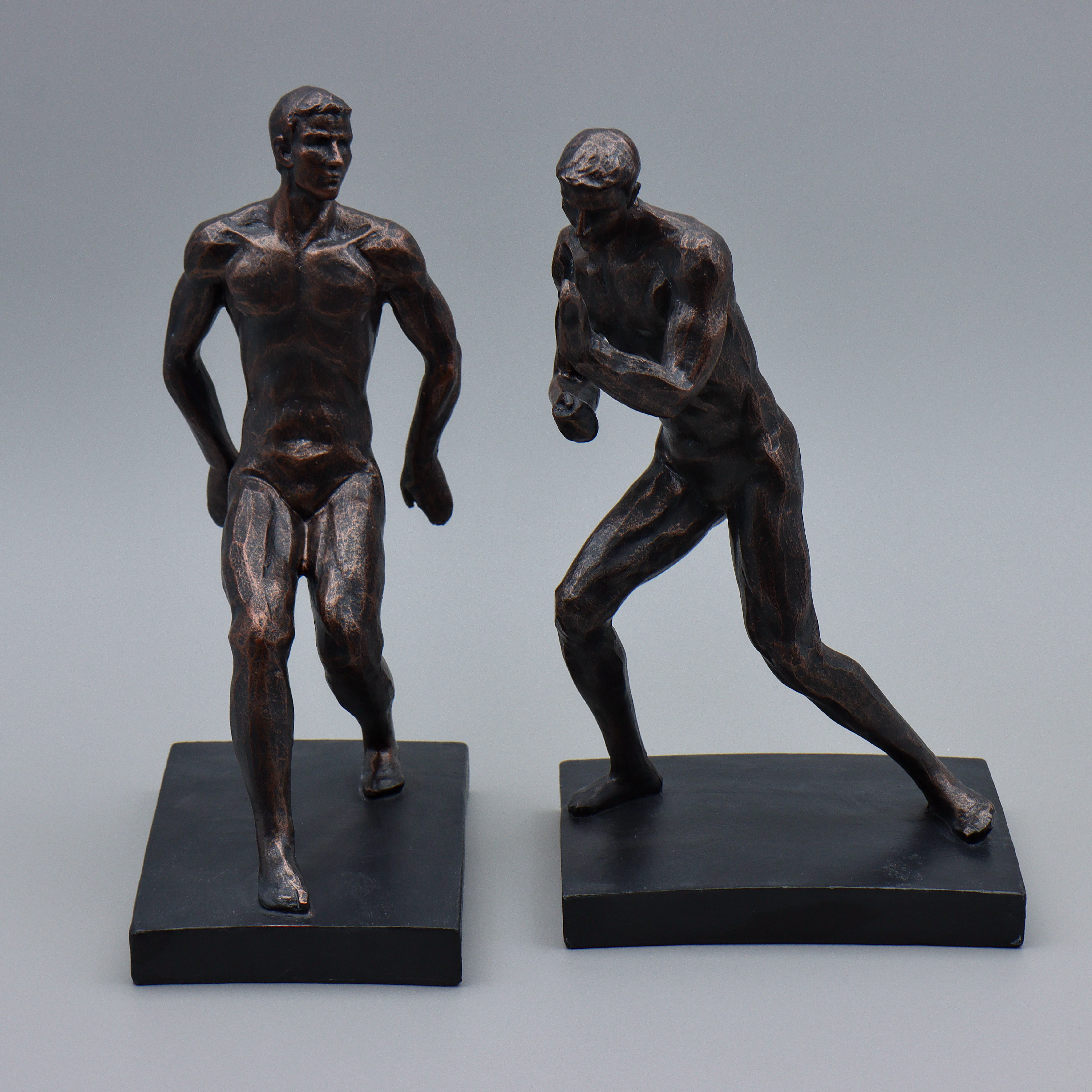 BOKSTÖD, SKULPTURER, SAMTIDA, 2 STYCKEN, KONSTMASSA.