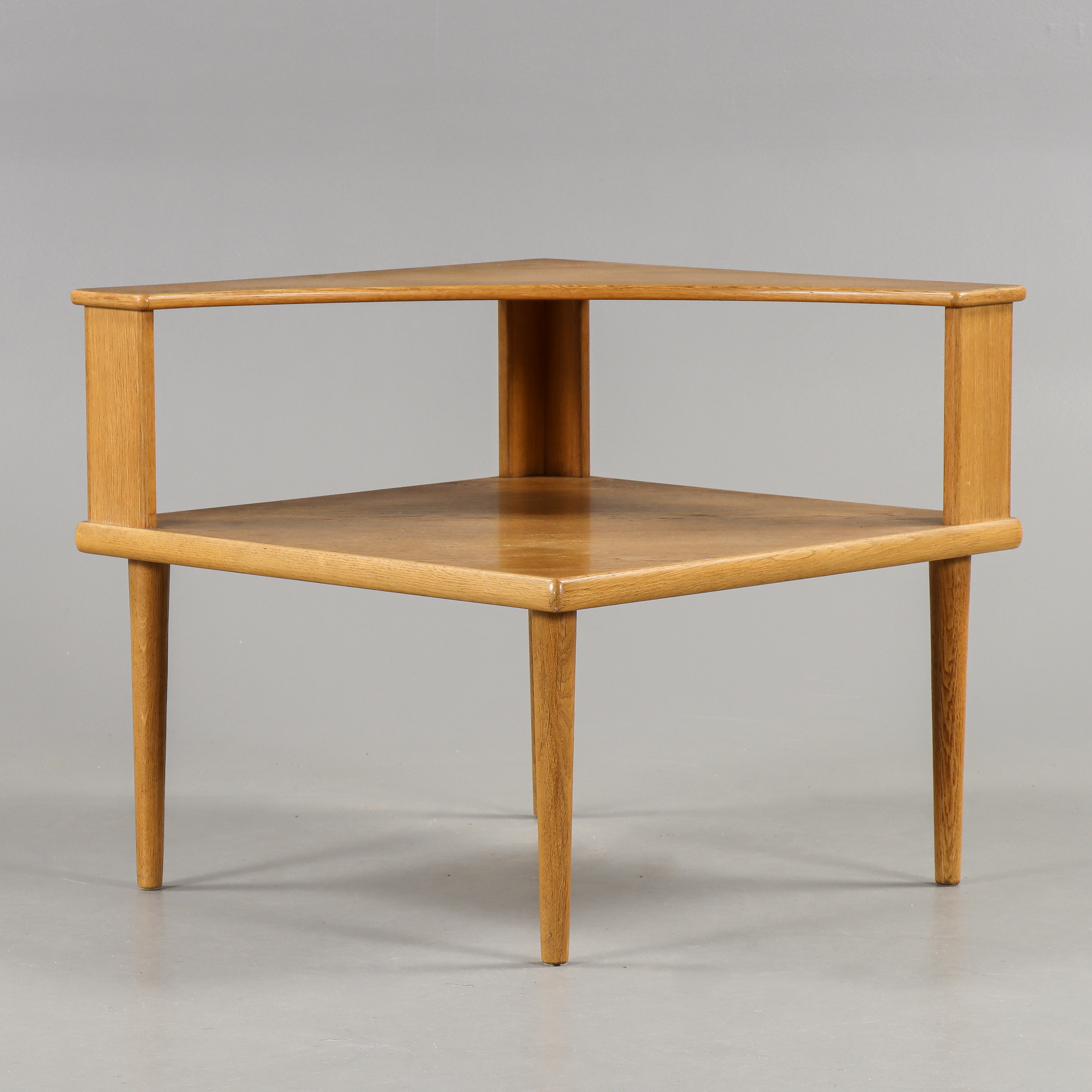 ALF SVENSSON & YNGVAR SANDSTRÖM. Soffbord / Hörnbord "Carina" ek, Kock Möbel AB, Malmö, 1960-tal.