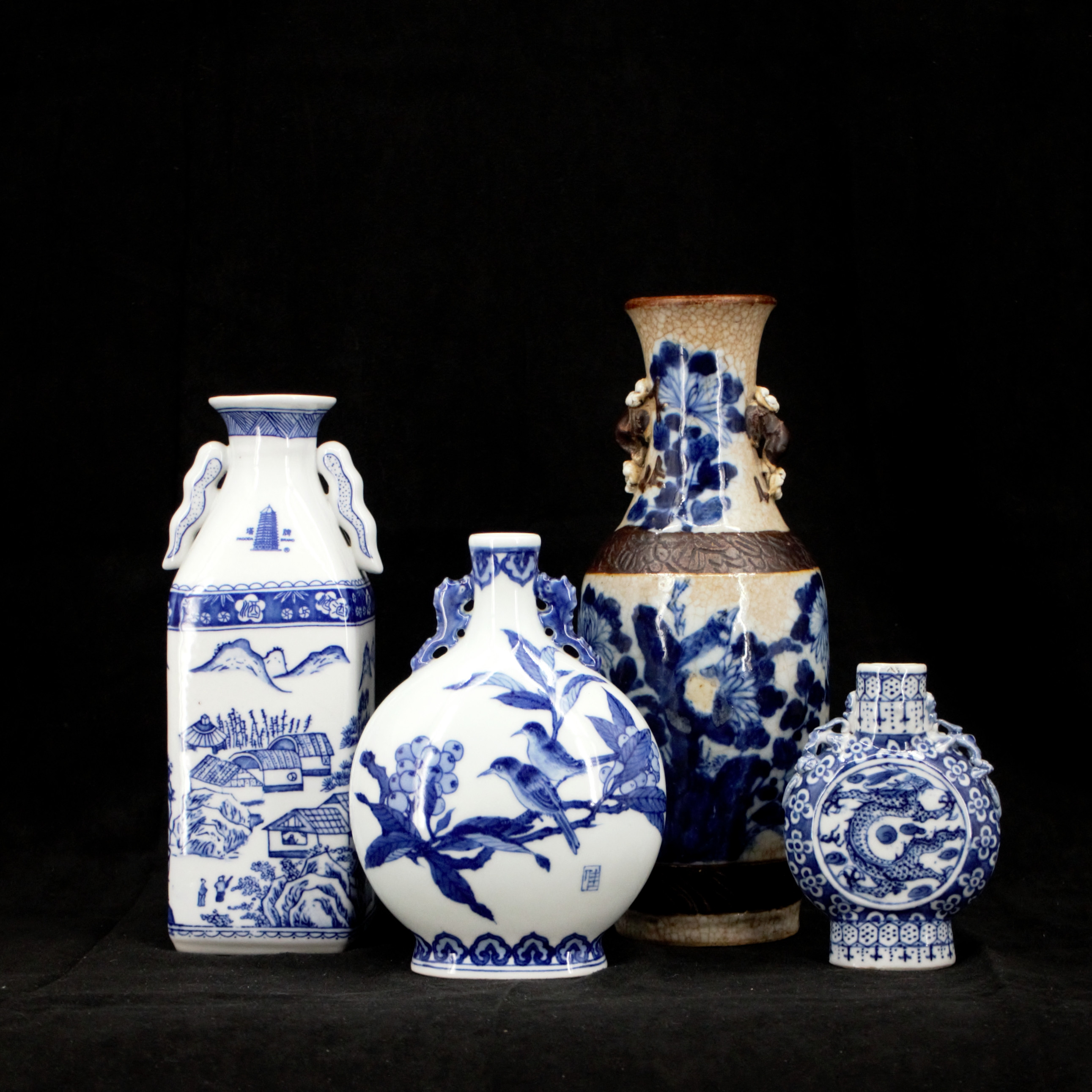 VASER och PILGRINSKRUS, 4 delar, porslin, Kina.