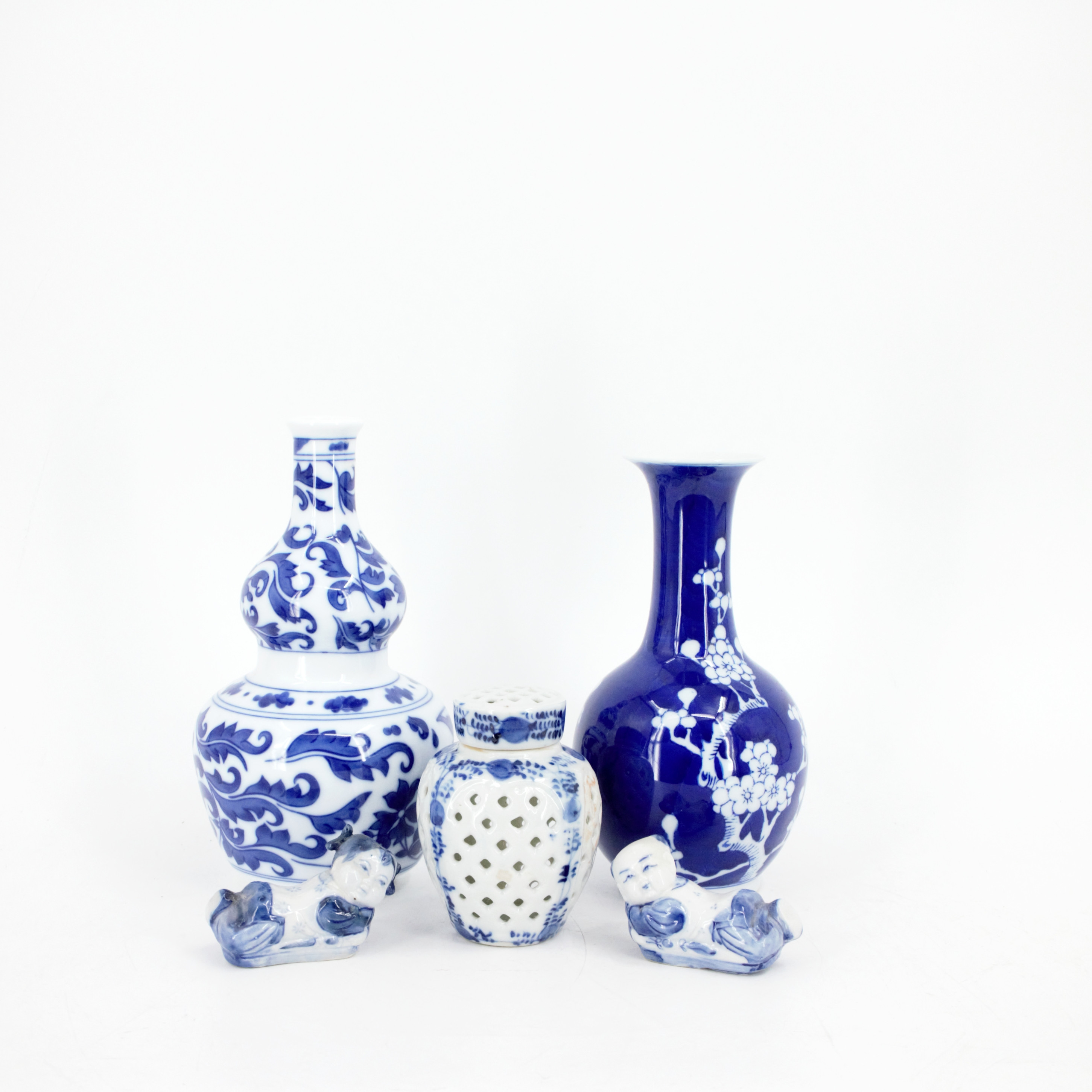 VASER, RÖKELSEKAR och FIGURINER, 5 delar, porslin, Kina.