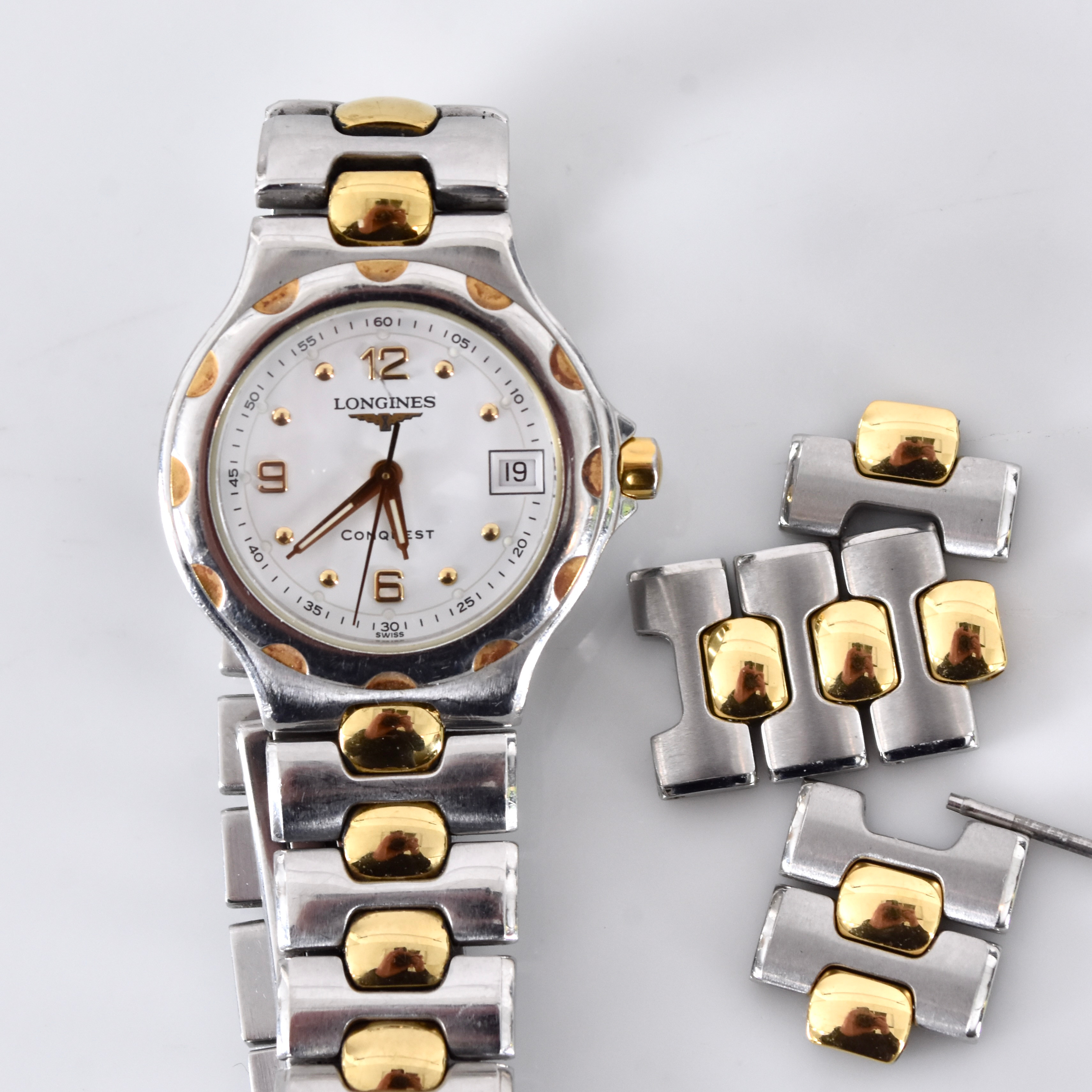 DAMARMBANDSUR, Longines Conquest, delvis förgyllt stål.