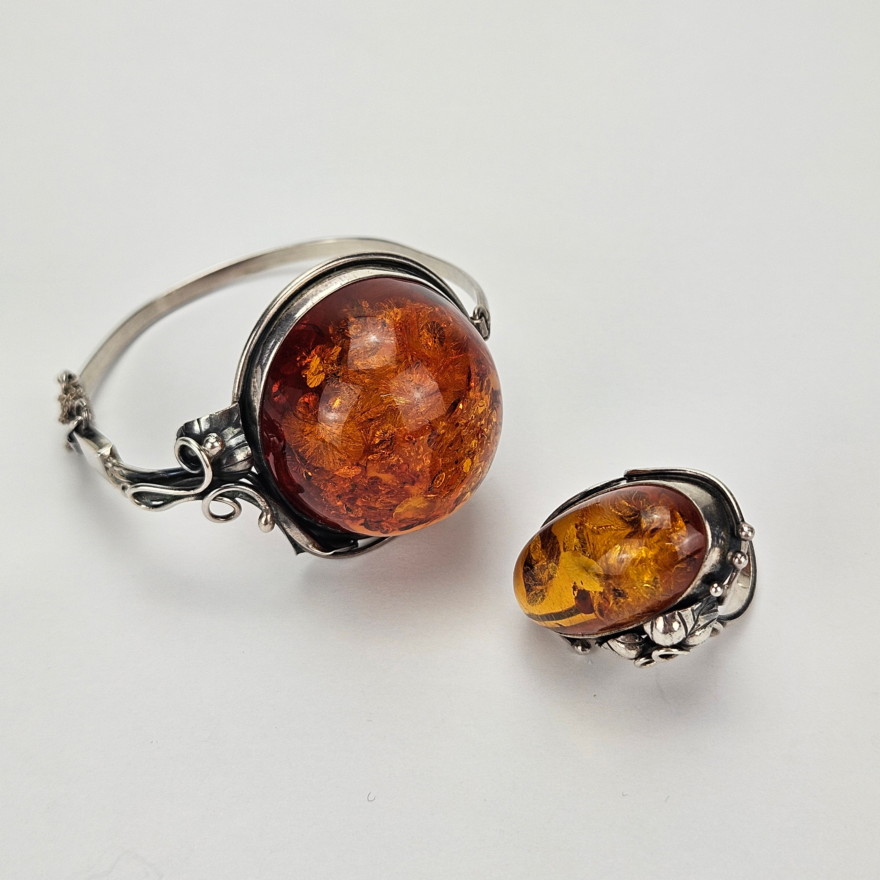 ARMBAND OCH RING, silver, med stenar, sannolikt bärnsten, 1900-tal.