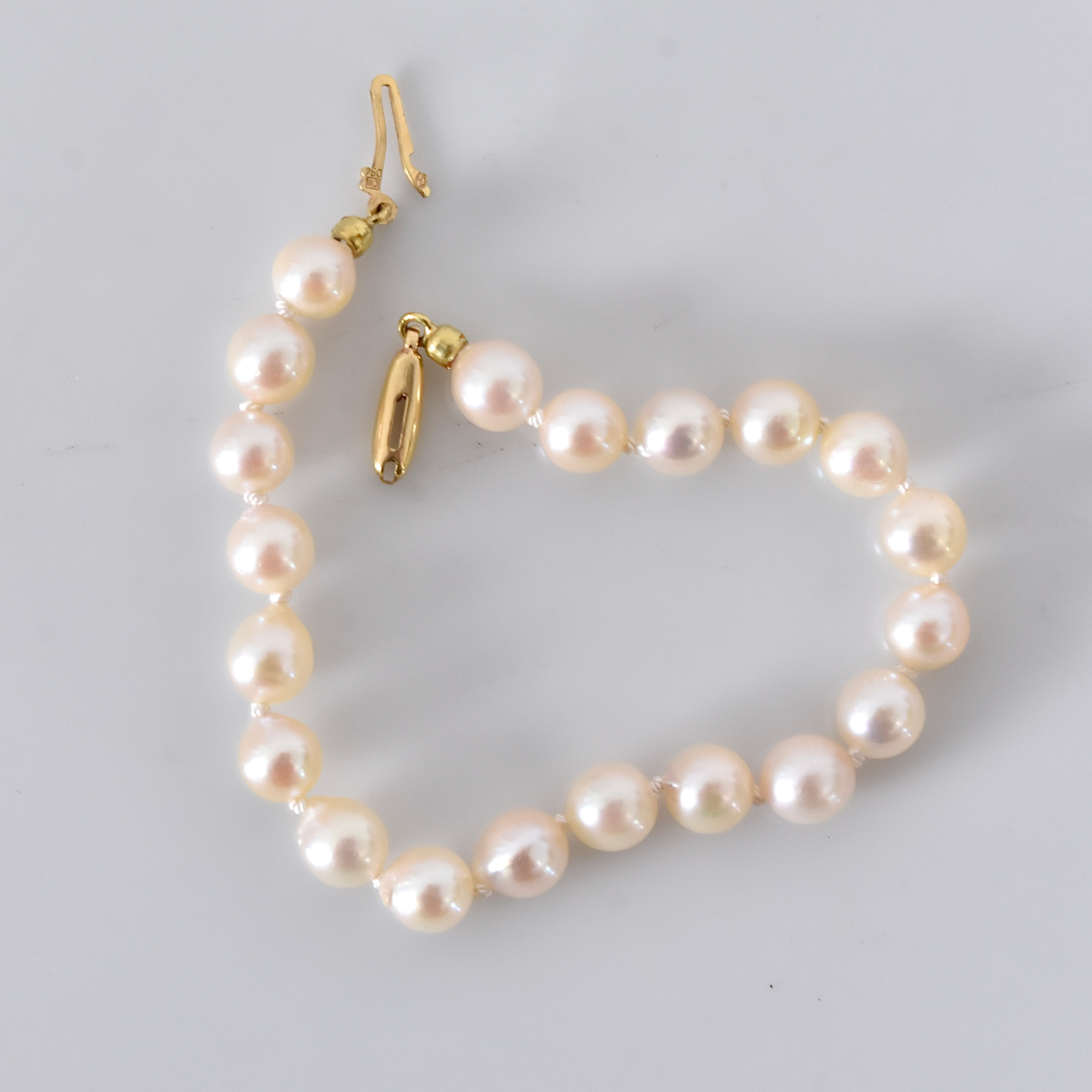 ARMBAND, med pärlor och guldspänne 18K.