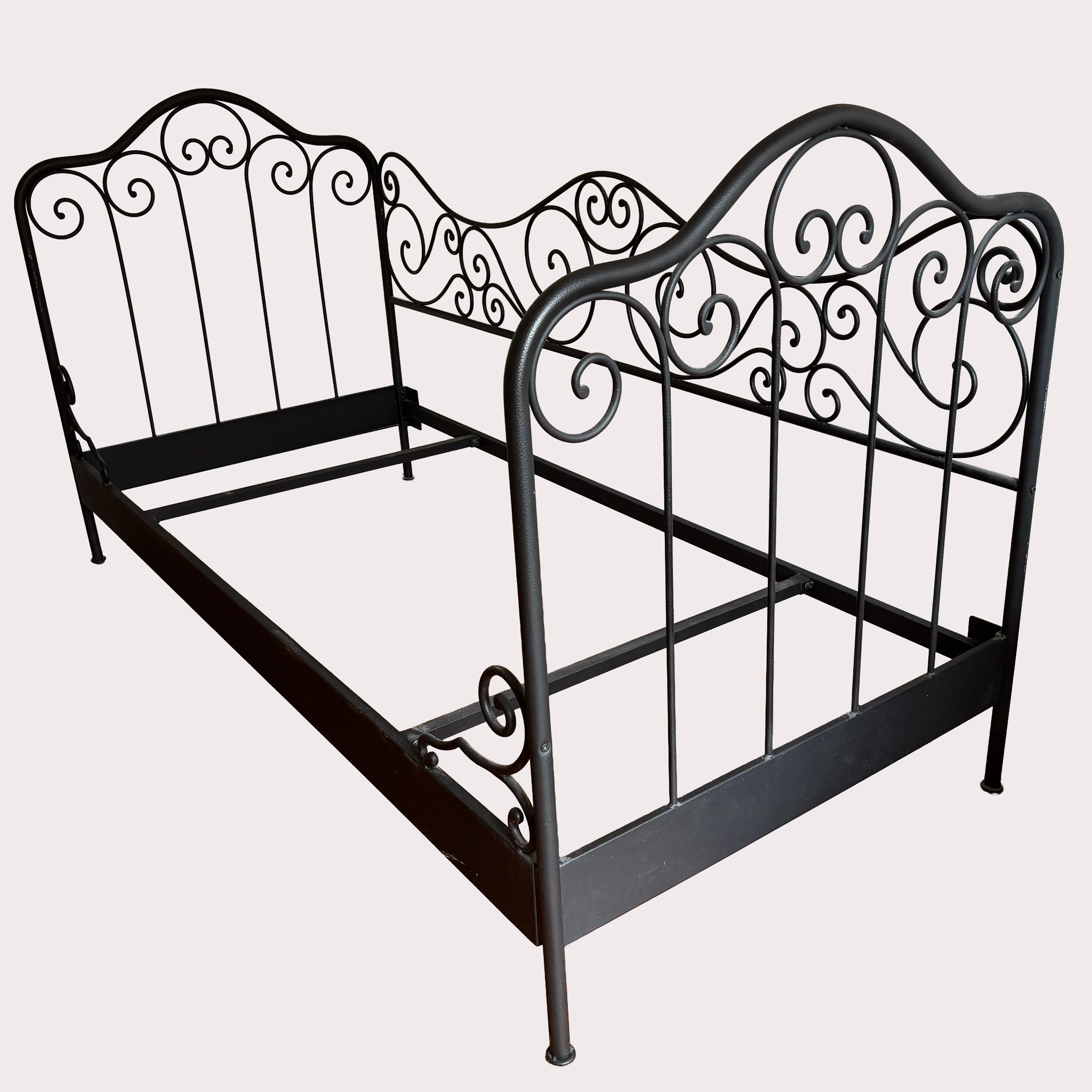 SÄNGRAM, svart, smides, senare 19/2000-tal, nedmonterad.