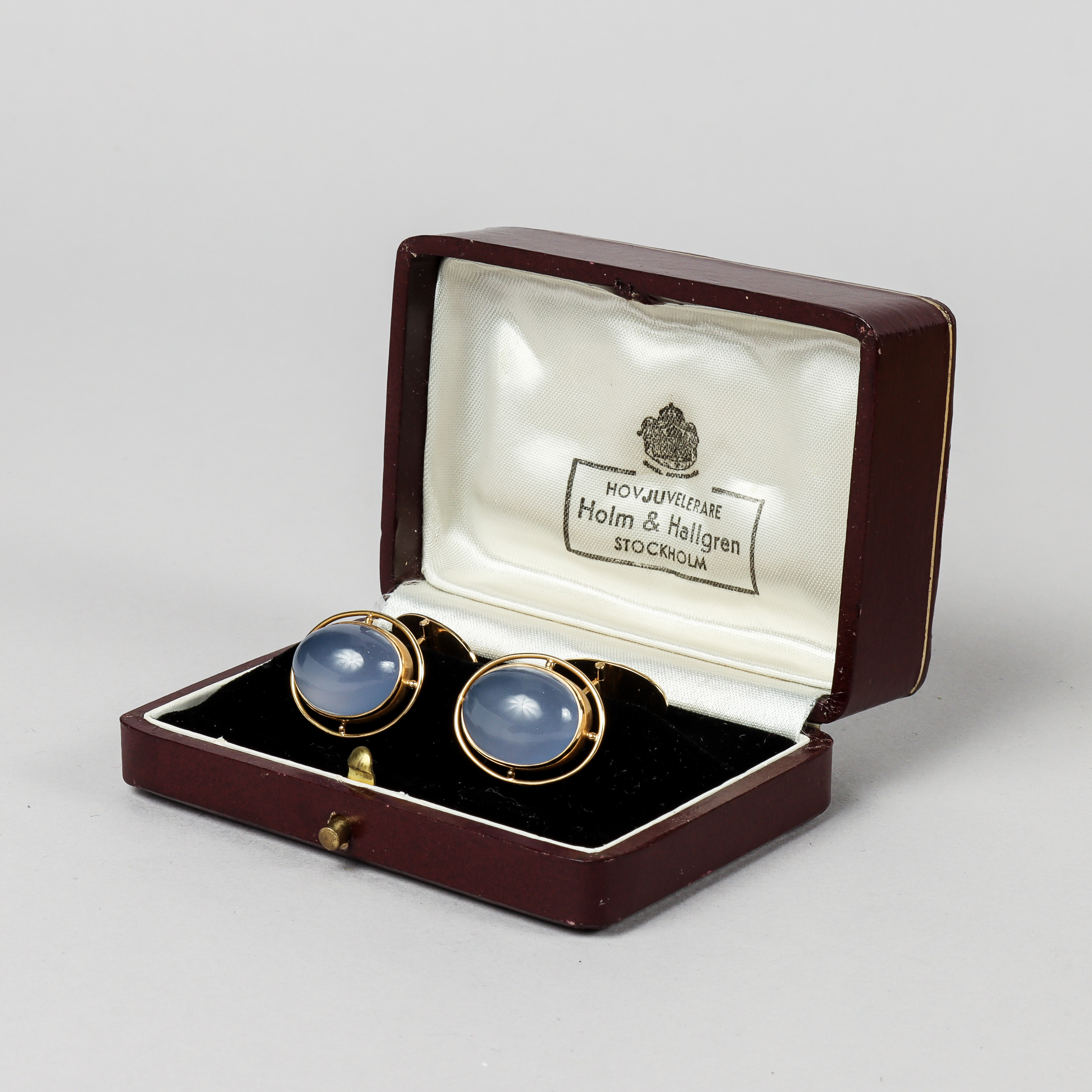 MANSCHETTKNAPPAR ett par, 18k guld med cabochonslipad kalcedon, Holm & Hallgren, Stockholm 1956.