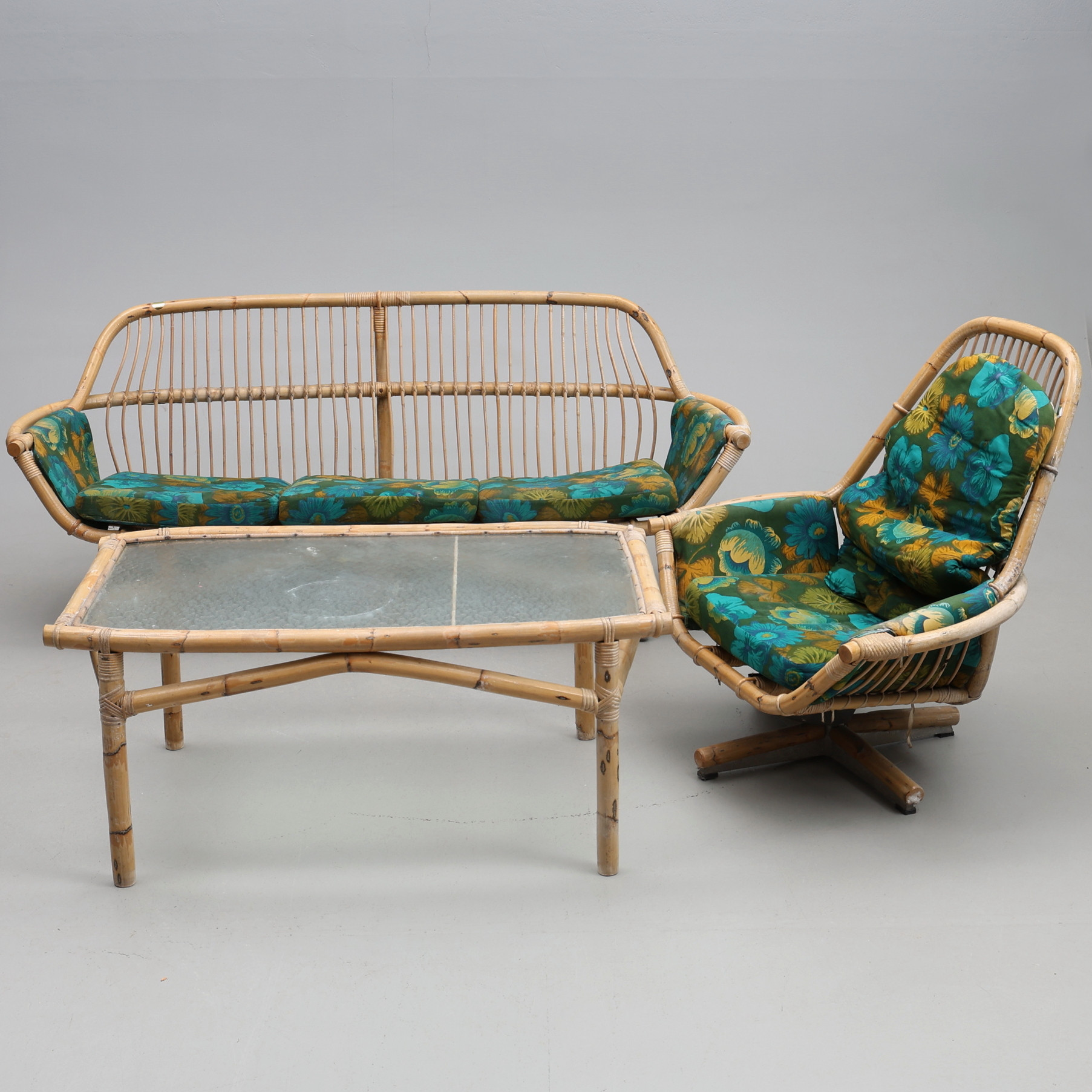 SITTGRUPP. 3-delar, stomme i bambu, 1900-talets andra hälft.