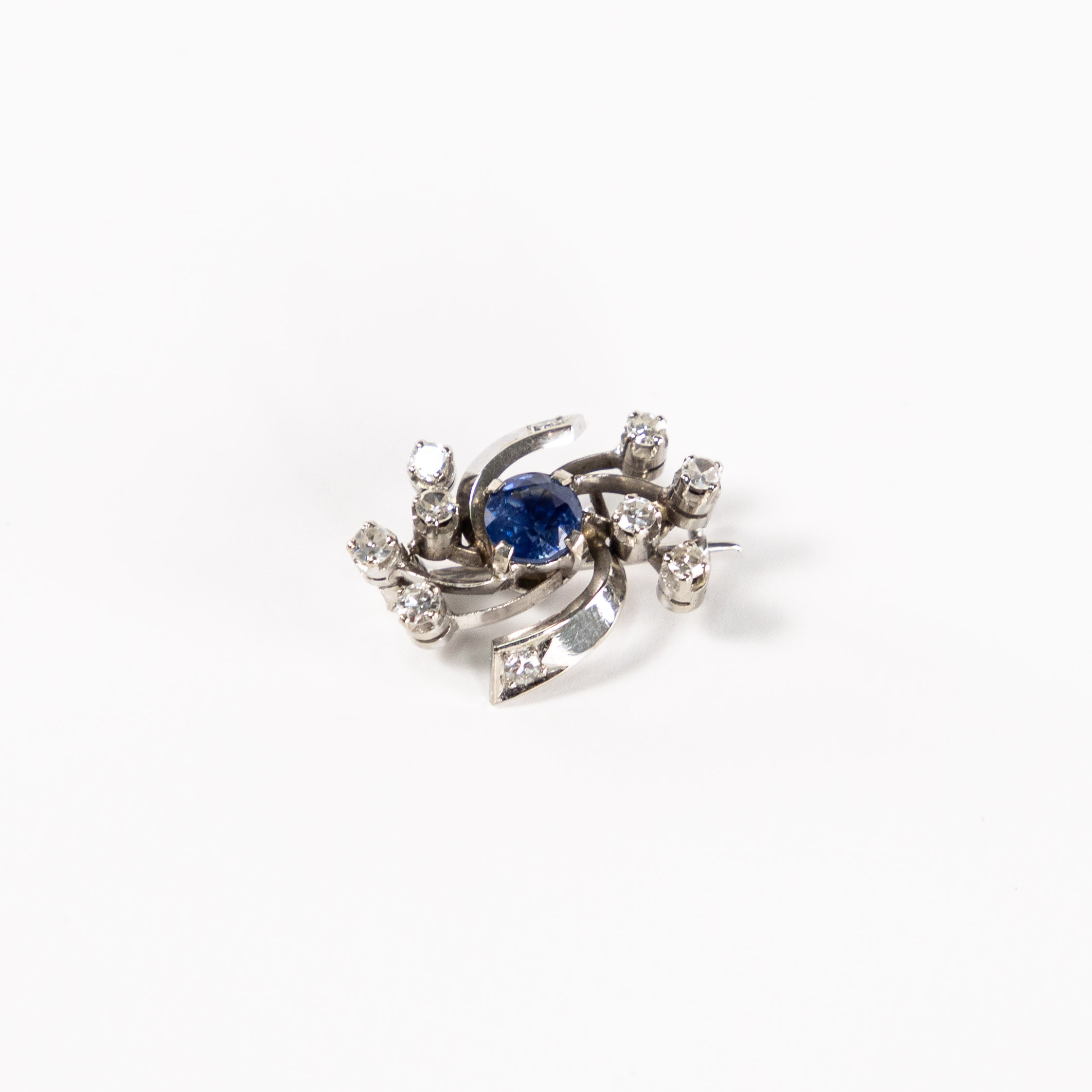 BROSCH, 18k vitguld, safir och briljanter.