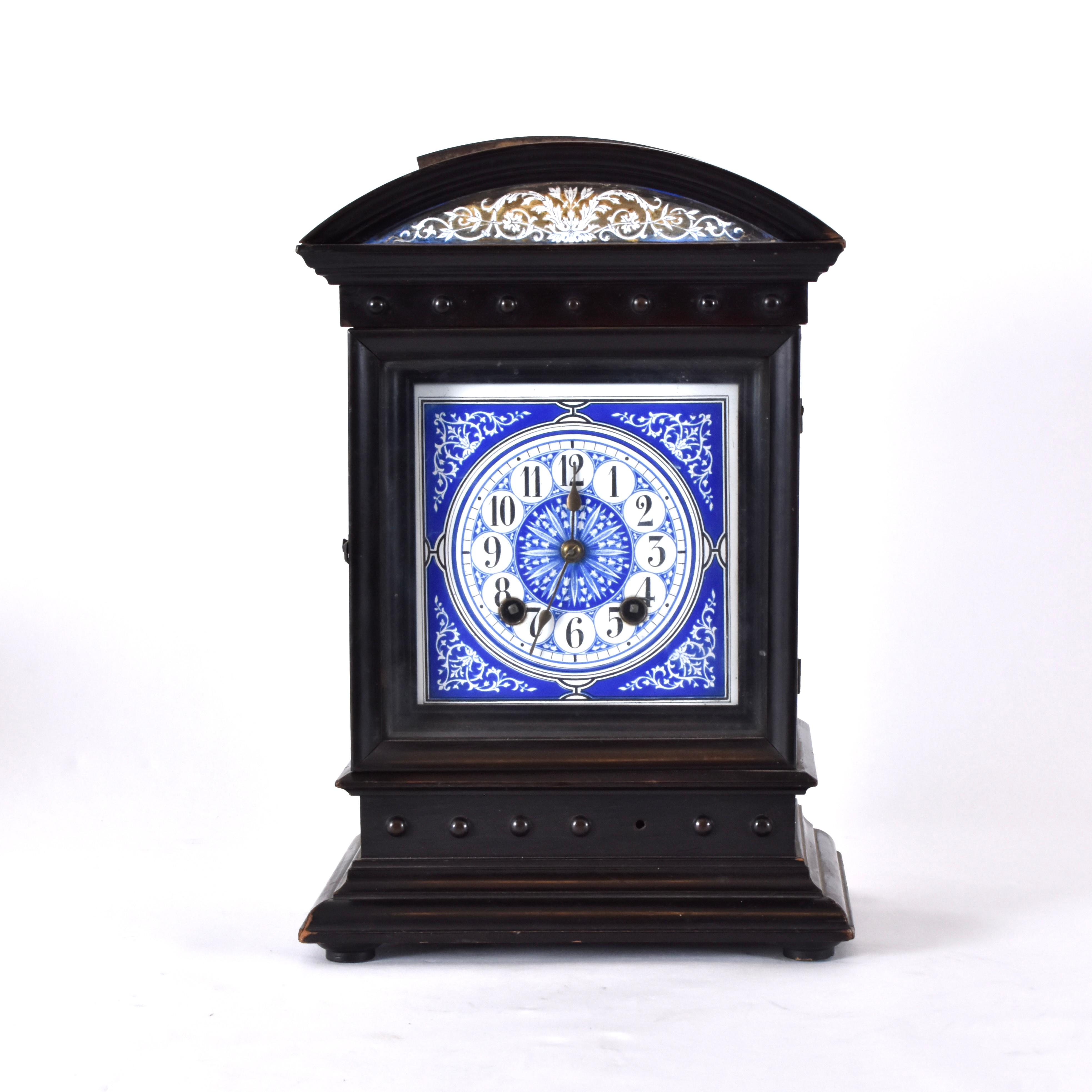 BORDSUR med slag, lackerat trä, sekelskiftet 1900.