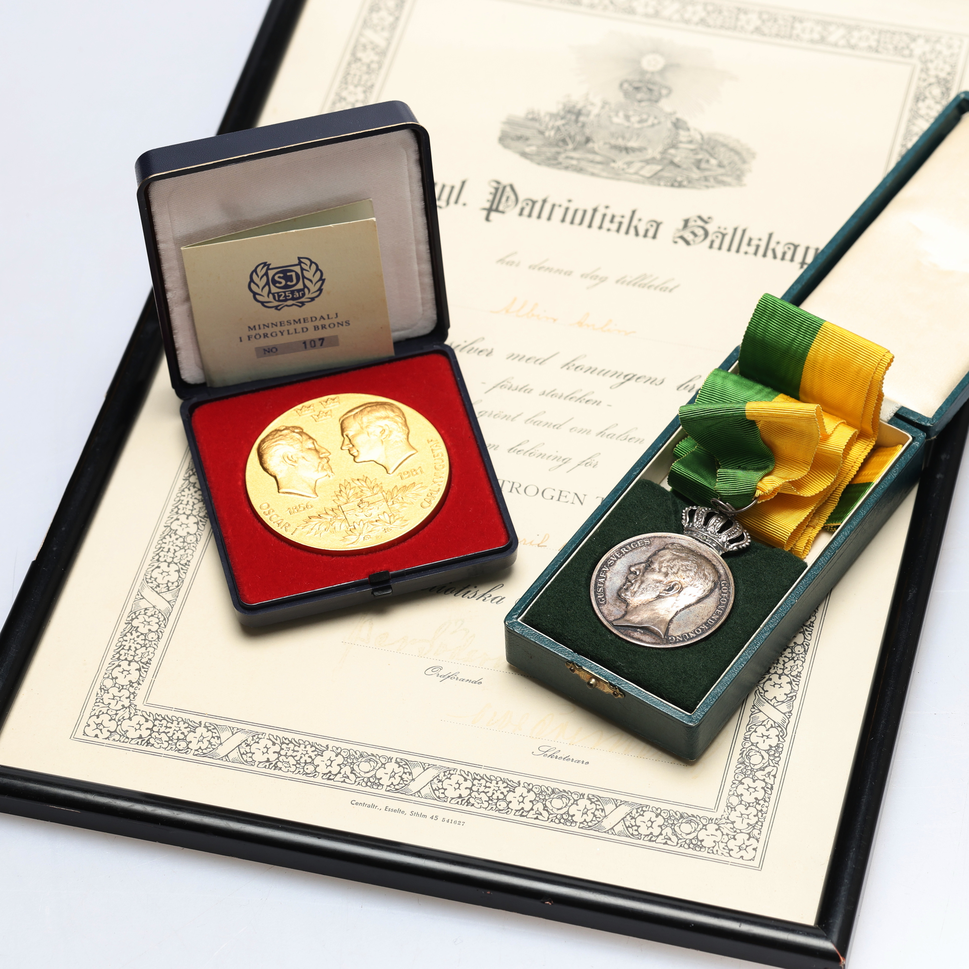 MEDALJ, Patriotiska sällskapet 1945 i silver, med intyg, minnesmedalj statens järnvägar 125år förgylld brons.