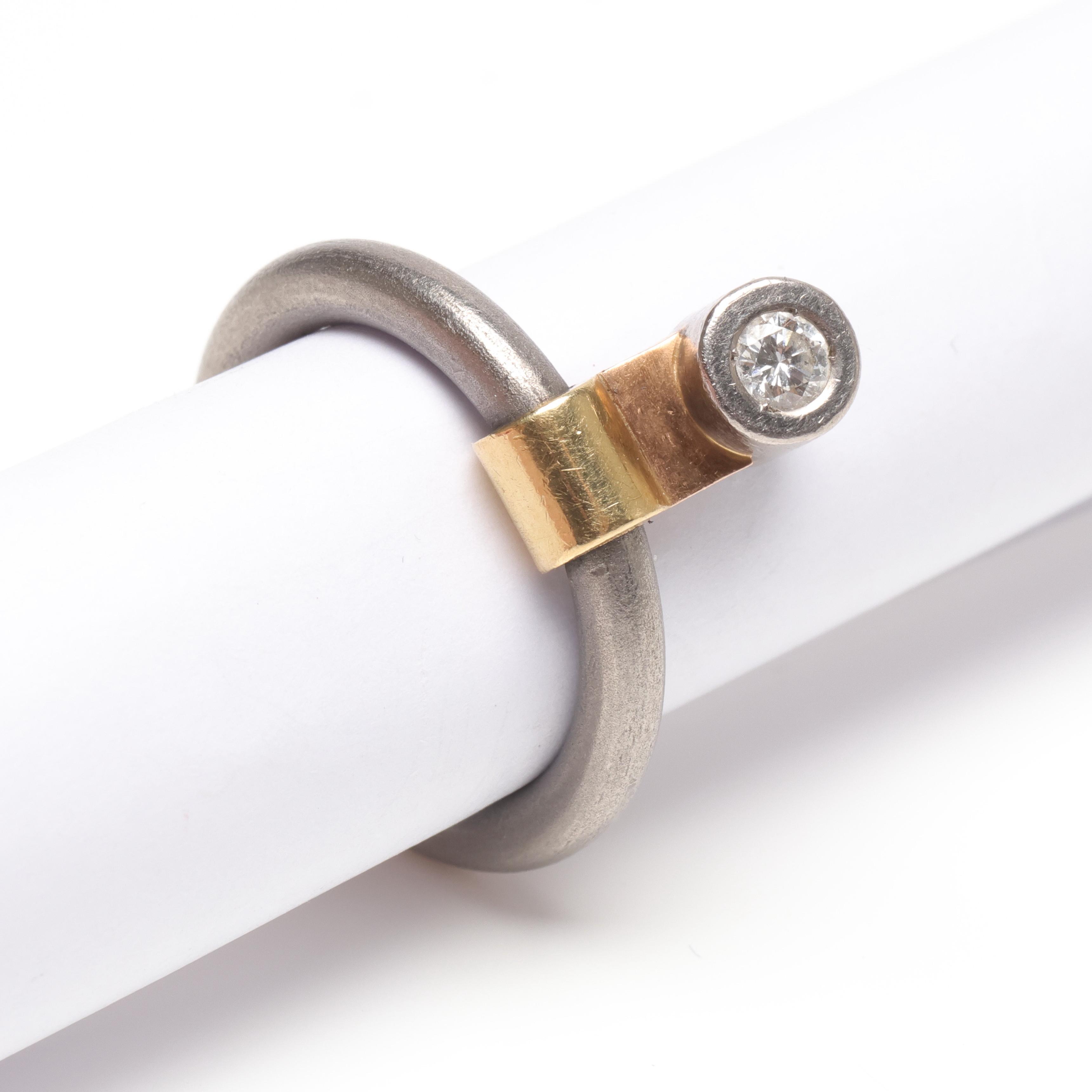 GLENN ROLL (född 1952), ring, 18 k guld samt sterlingsilver, med diamant, stämpelsignerat GLENN ROLL.