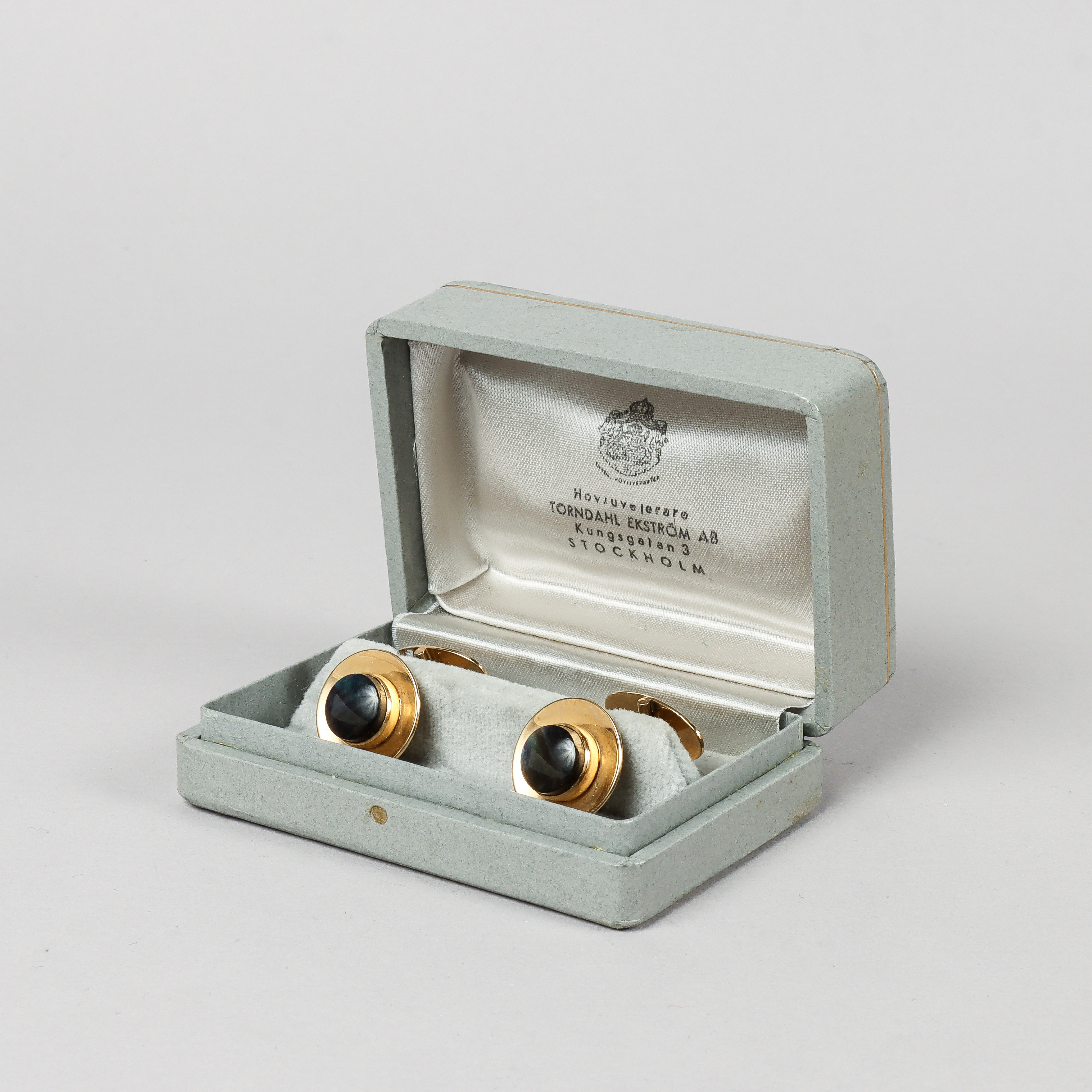 MANSCHETTKNAPPAR ett par, 18k guld med spektrolit, Stigbert, Heribert Engelbert AB, Stockholm 1963.