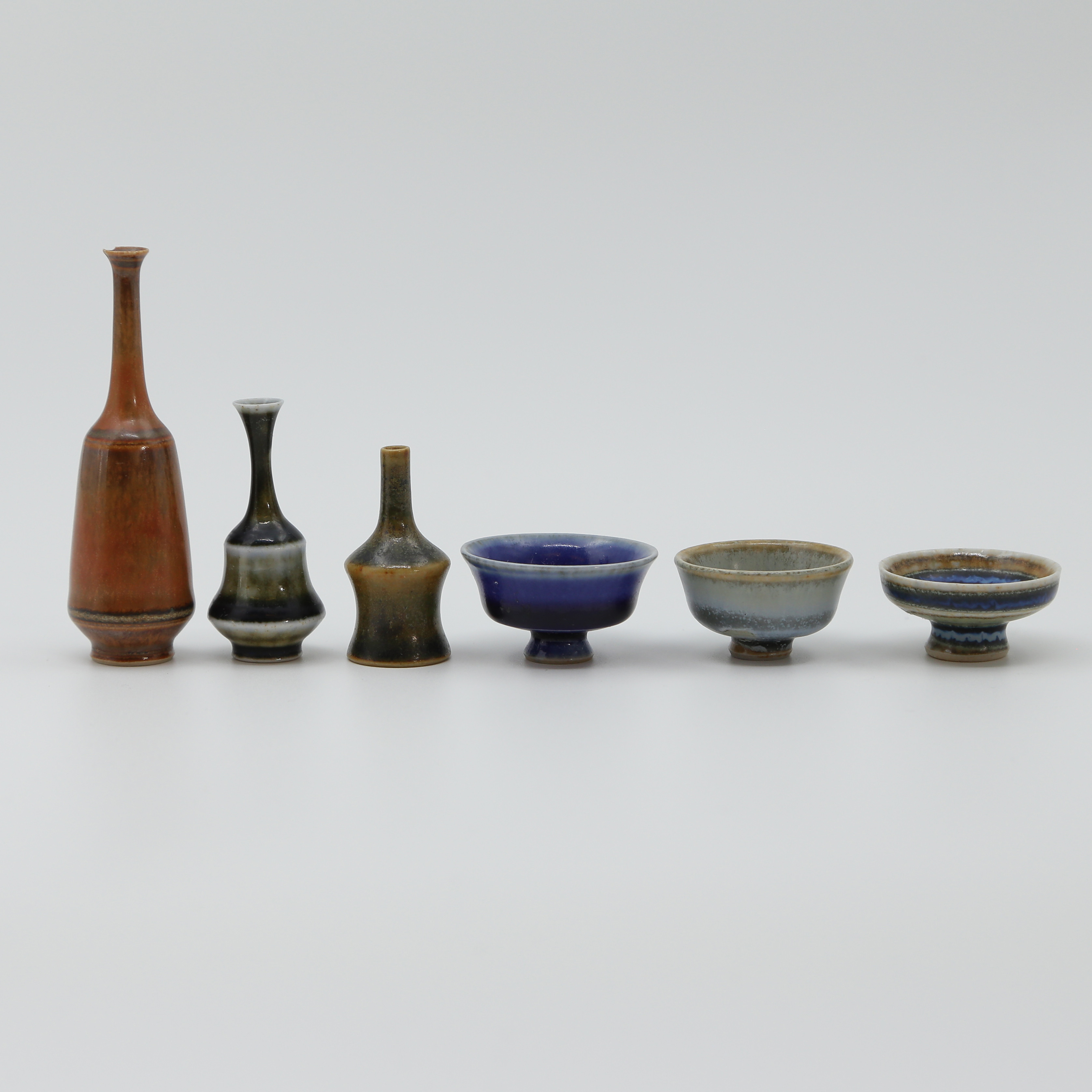 JOHN ANDERSSON, MINIATYRER, VASER/SKÅLAR, KERAMIK, 6 DELAR, HÖGANÄS, SIGNERADE, 1900-TAL.