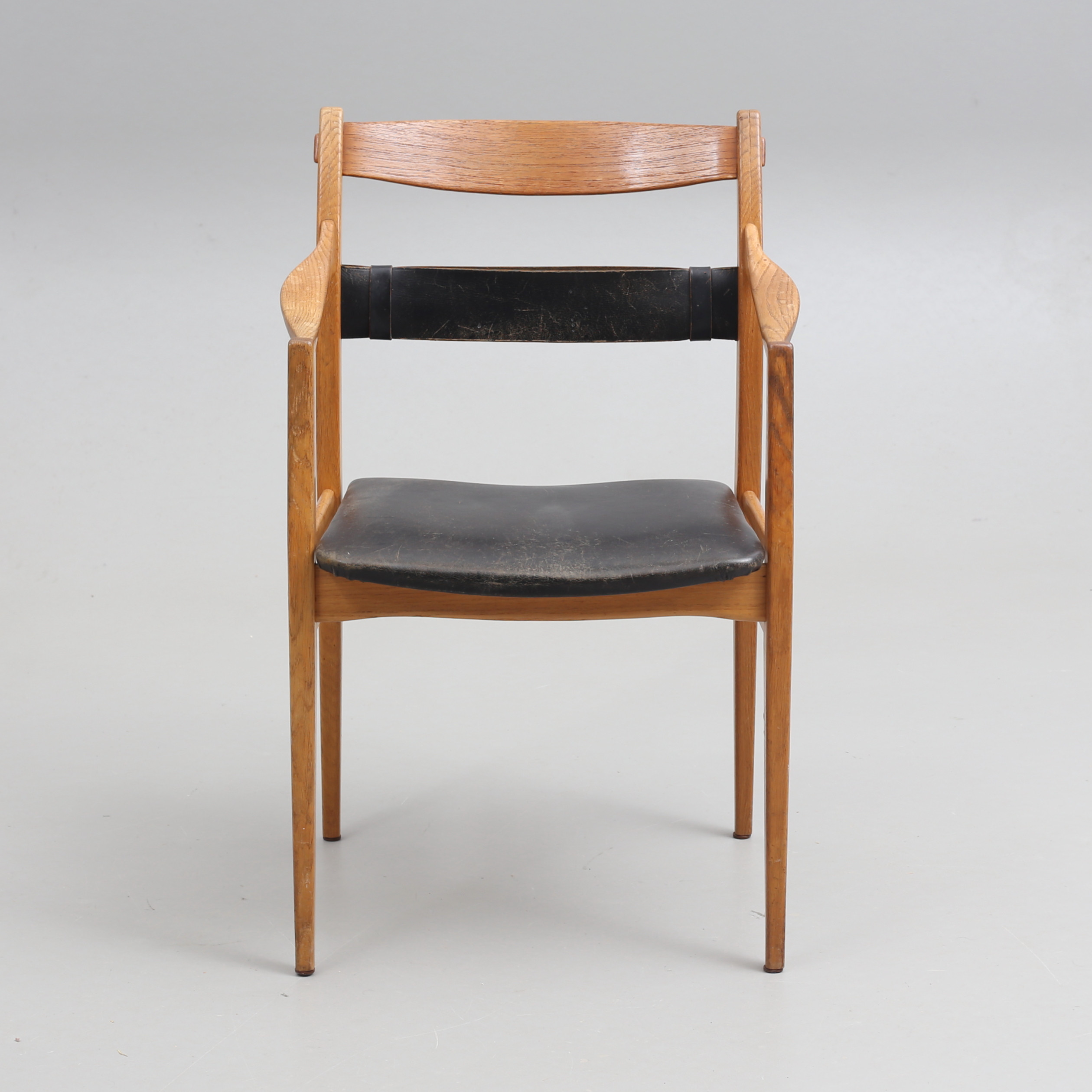 YNGVE EKSTRÖM. Karmstol, "Remus", ek/skinn, Swedese, omkring 1900-talets mitt.