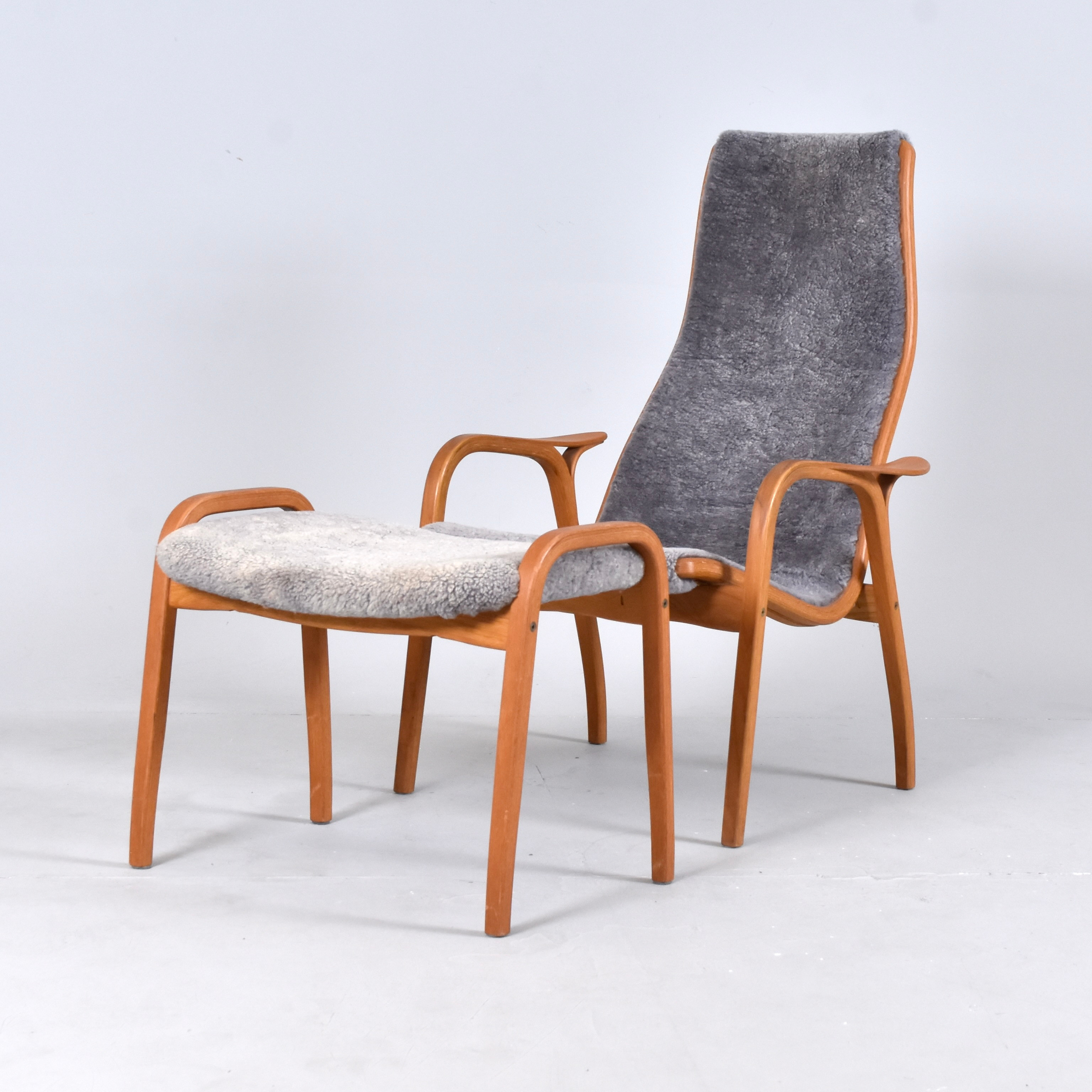 YNGVE EKSTRÖM. Fåtölj med fotpall, "Lamino", Swedese, 2004.