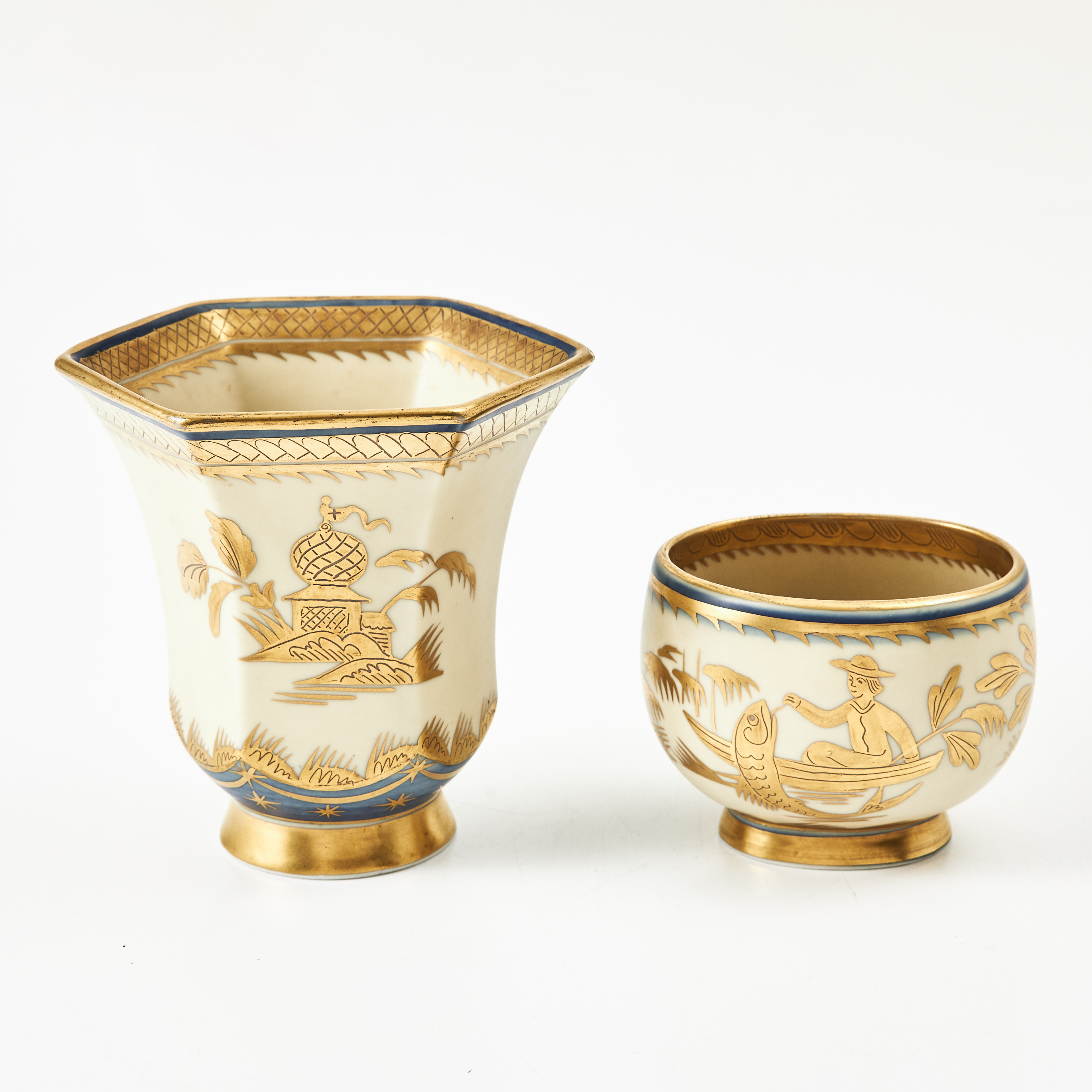 ROYAL COPENHAGEN, vas, skål, 2 dlr., porslin, 1900-talets mitt, kinesiserande dekor i guld, nr 1033/196 samt 1018/198.