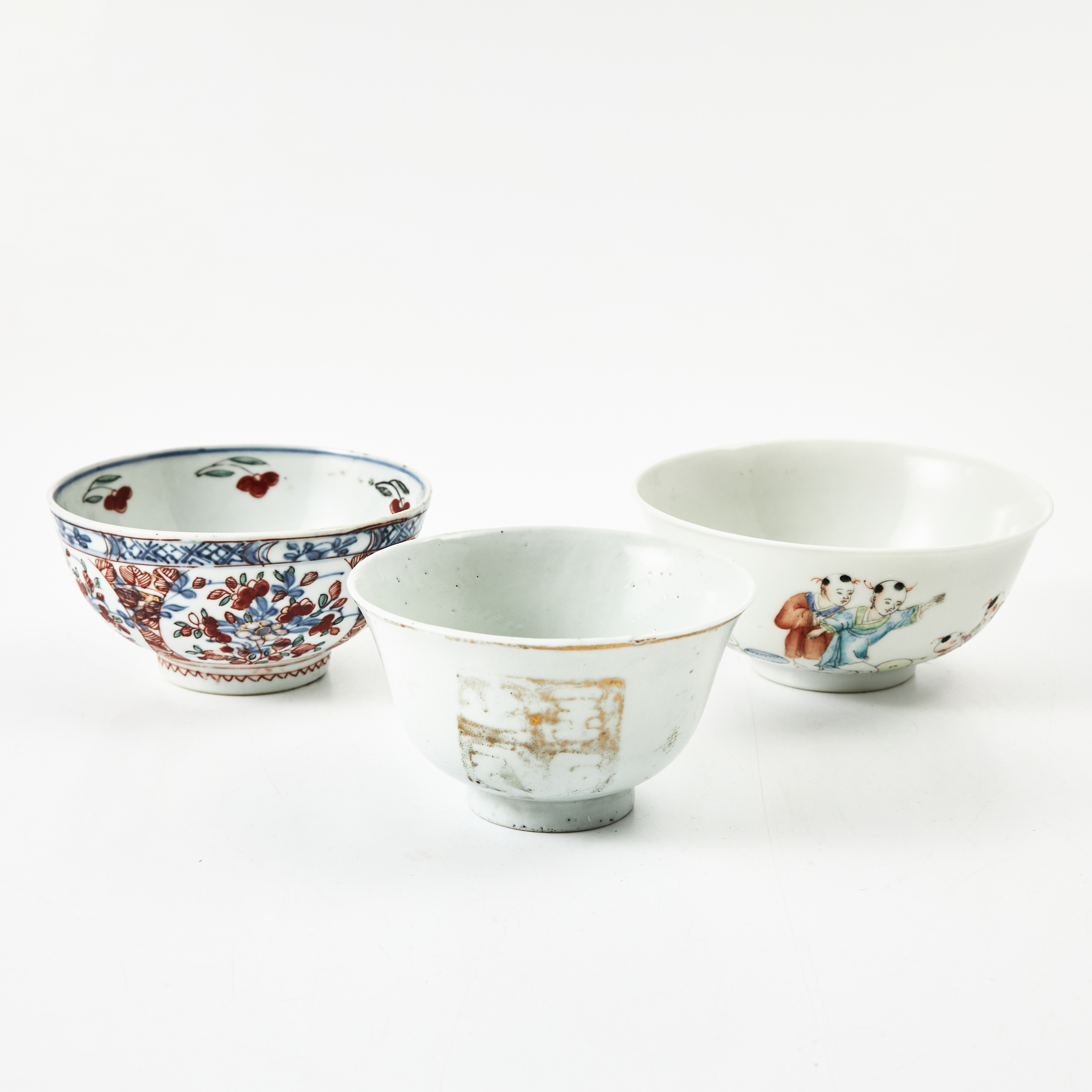 SKÅLAR, 3 st., porslin, Kina, 17- och 1800-tal, en "Clobbered", en med figurscen.