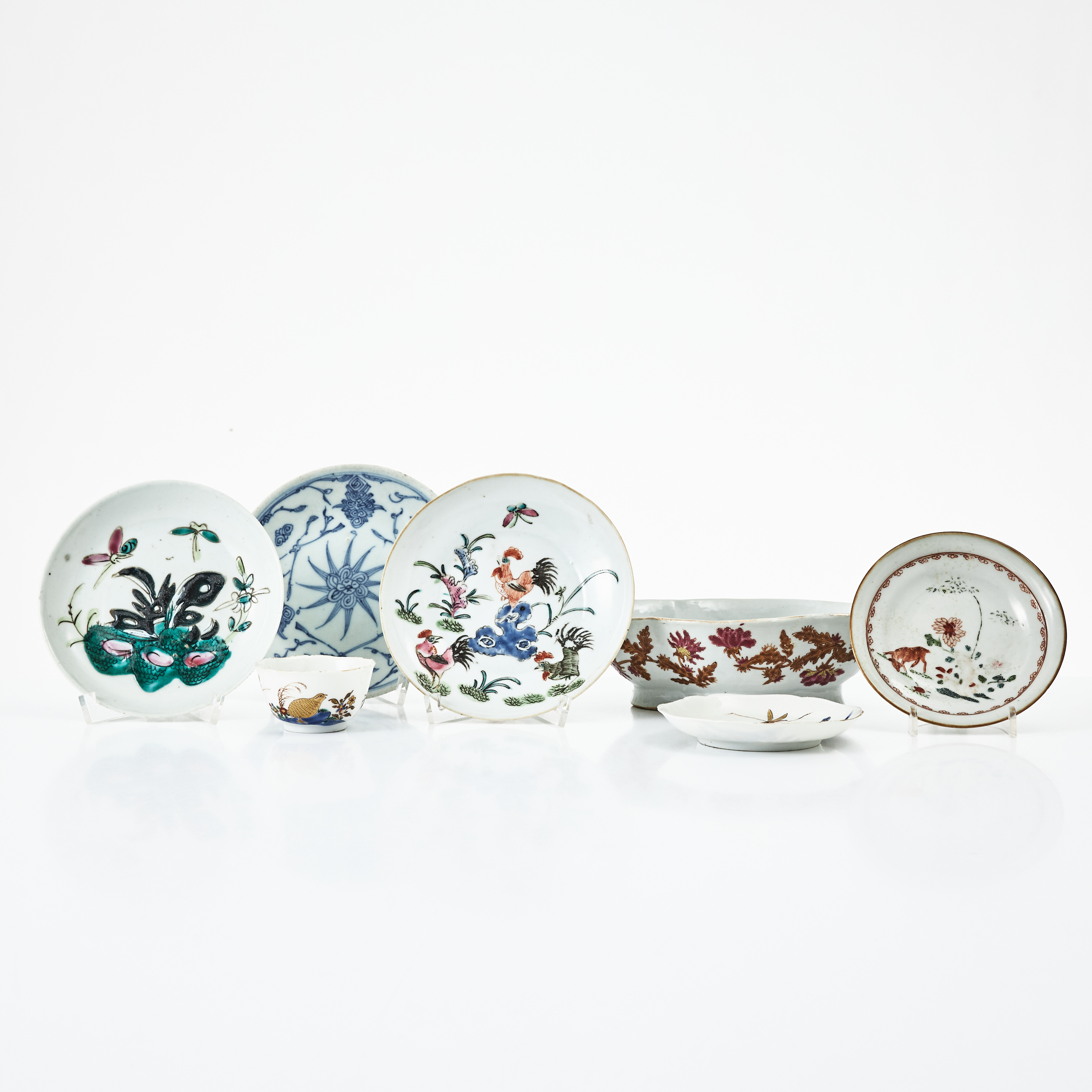 SKÅL, ASSIETTER, KOPP MED FAT, 6 dlr., porslin, Kina, 1800-tal, varierande dekor i emaljfärger och underglasyrblått.