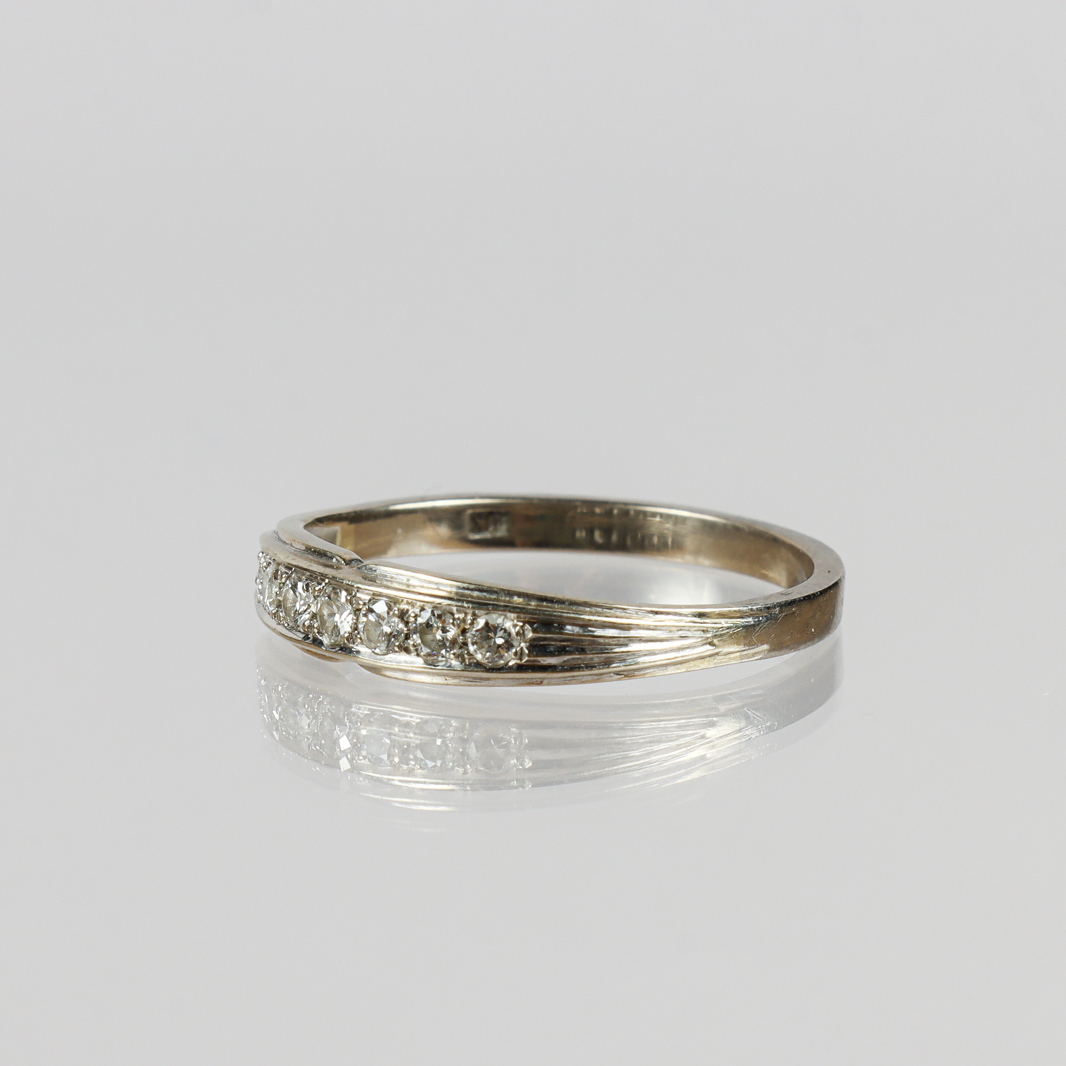 RING 18k vitguld med briljantslipade diamanter.