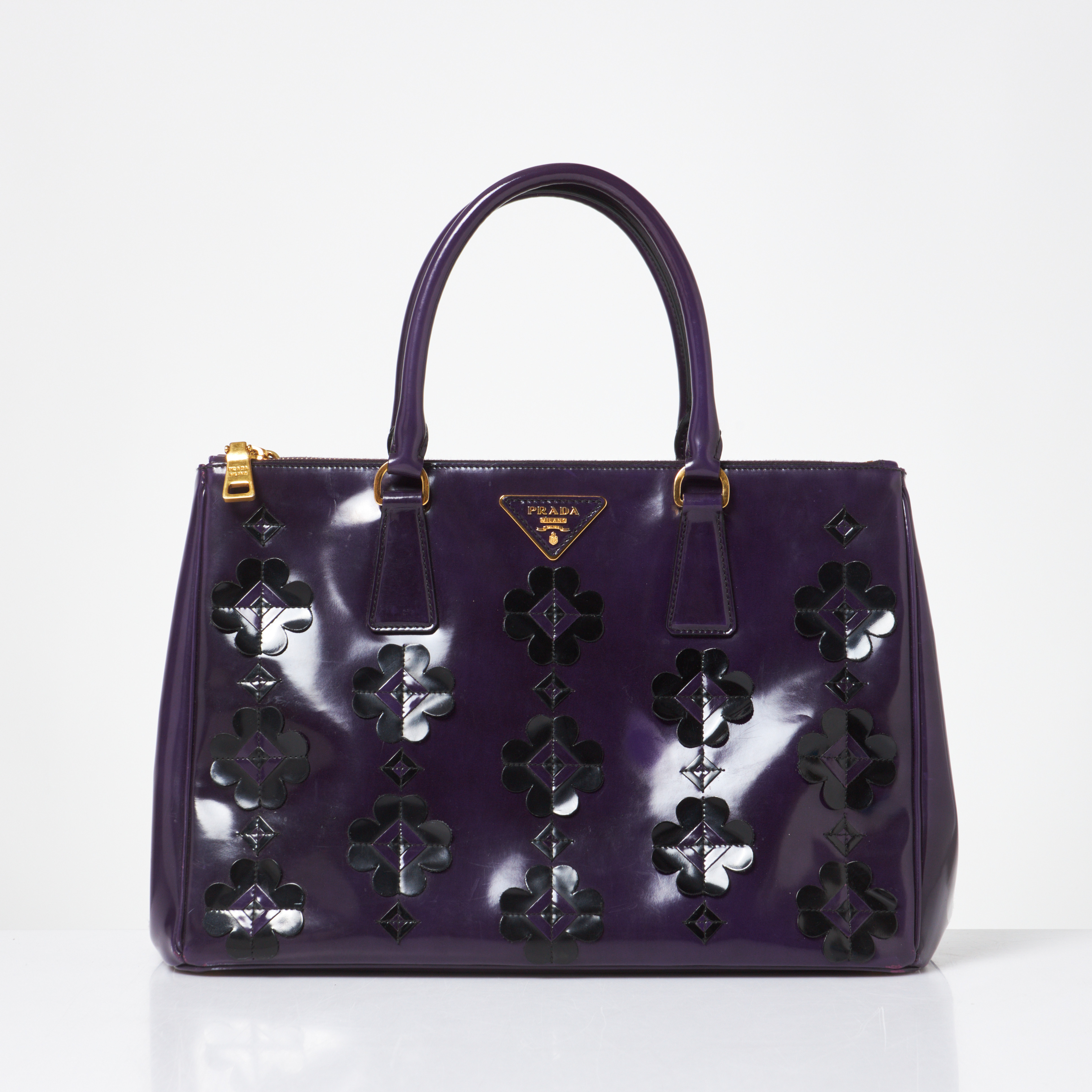 PRADA. Väska, Double Zip Medium Flower Violet, lackat läder, detaljer i gulmetall, dubbla handtag, avtagbar axelrem.