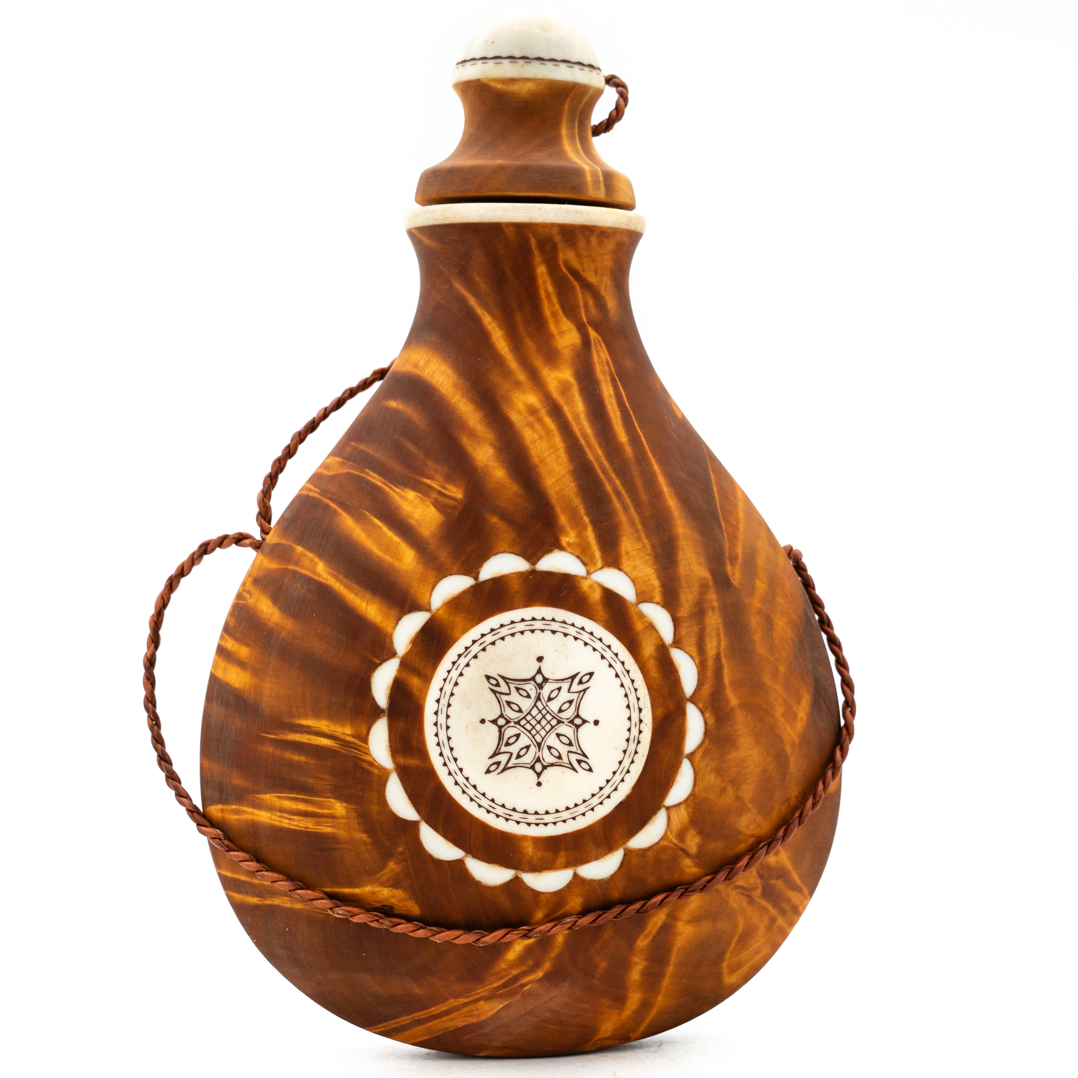 TORE SUNNA. Saltflaska, Björk och renhorn, Signerad.