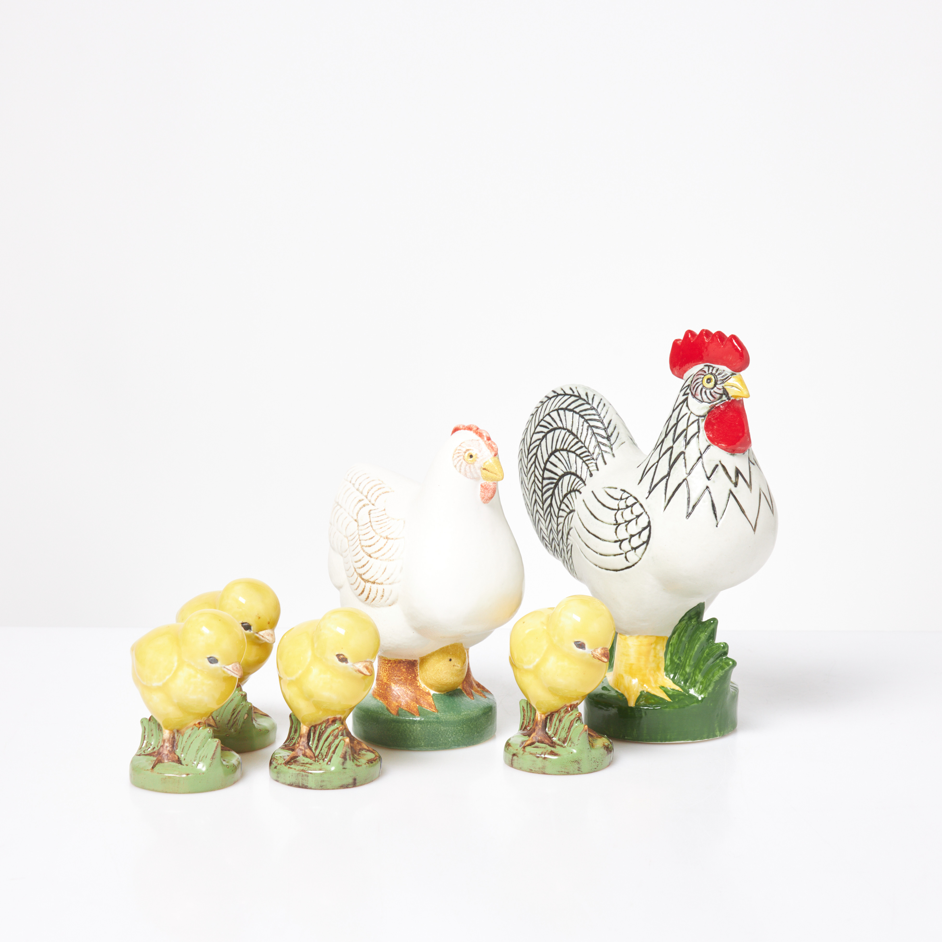 LISA LARSON. 6 dlr, höna, tupp och kycklingar, Gustavsberg samt K-studion, etkiettmärkta samt stämpelmärkta.