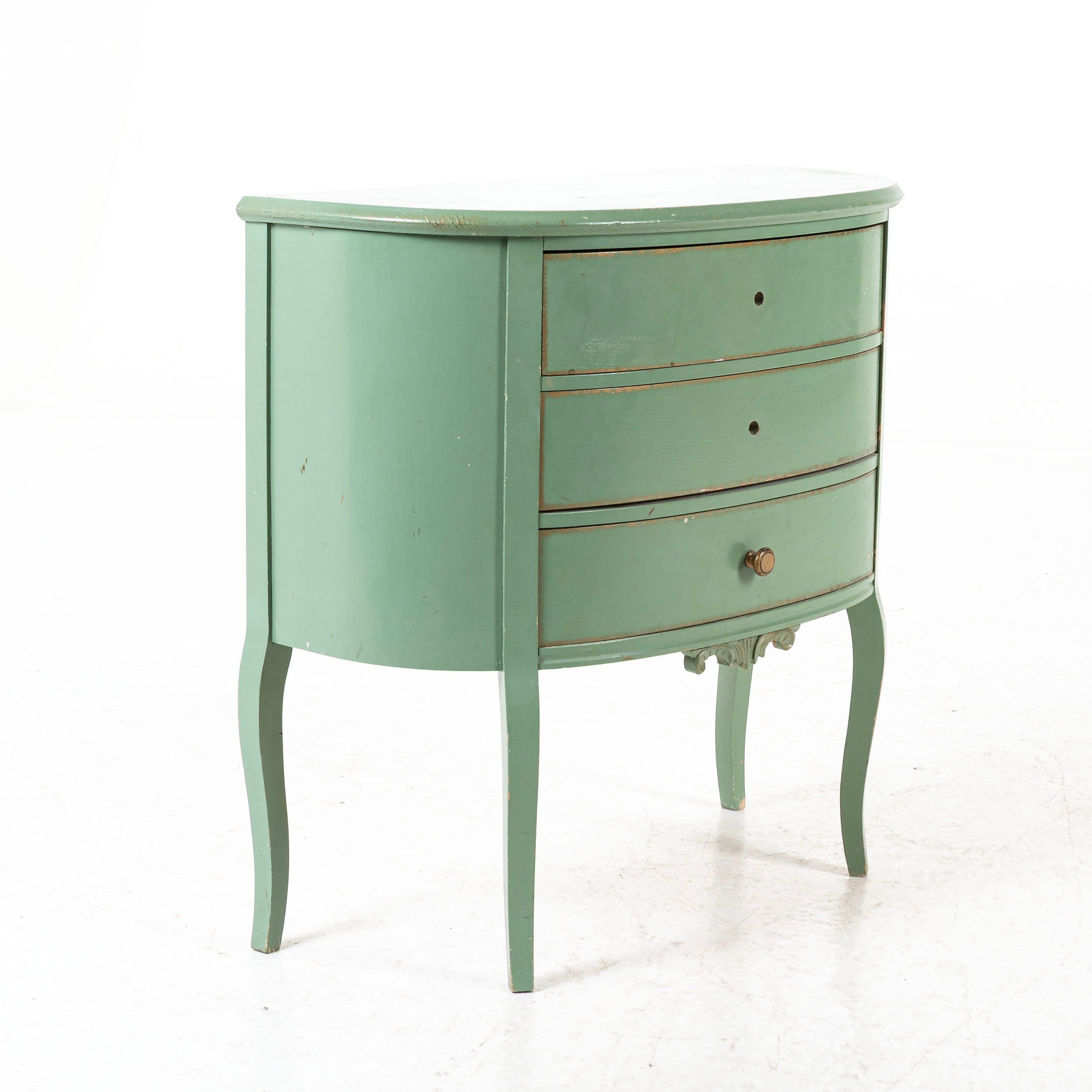 BYRÅ, bemålad, rokokostil, 1900-talets andra hälft.