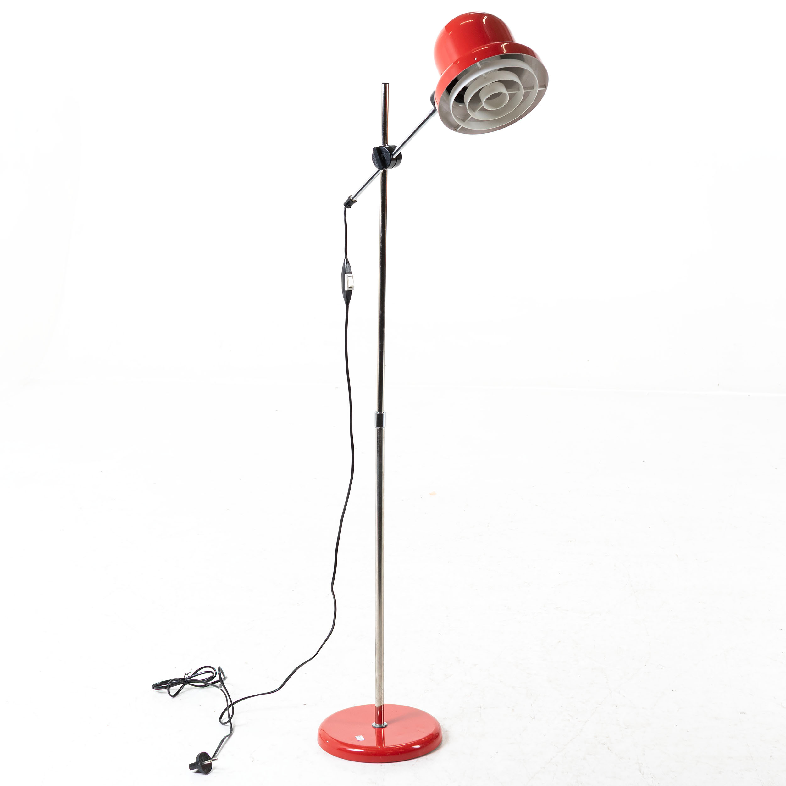 GOLVLAMPA, rödlackerad, 1900-talets senare del.