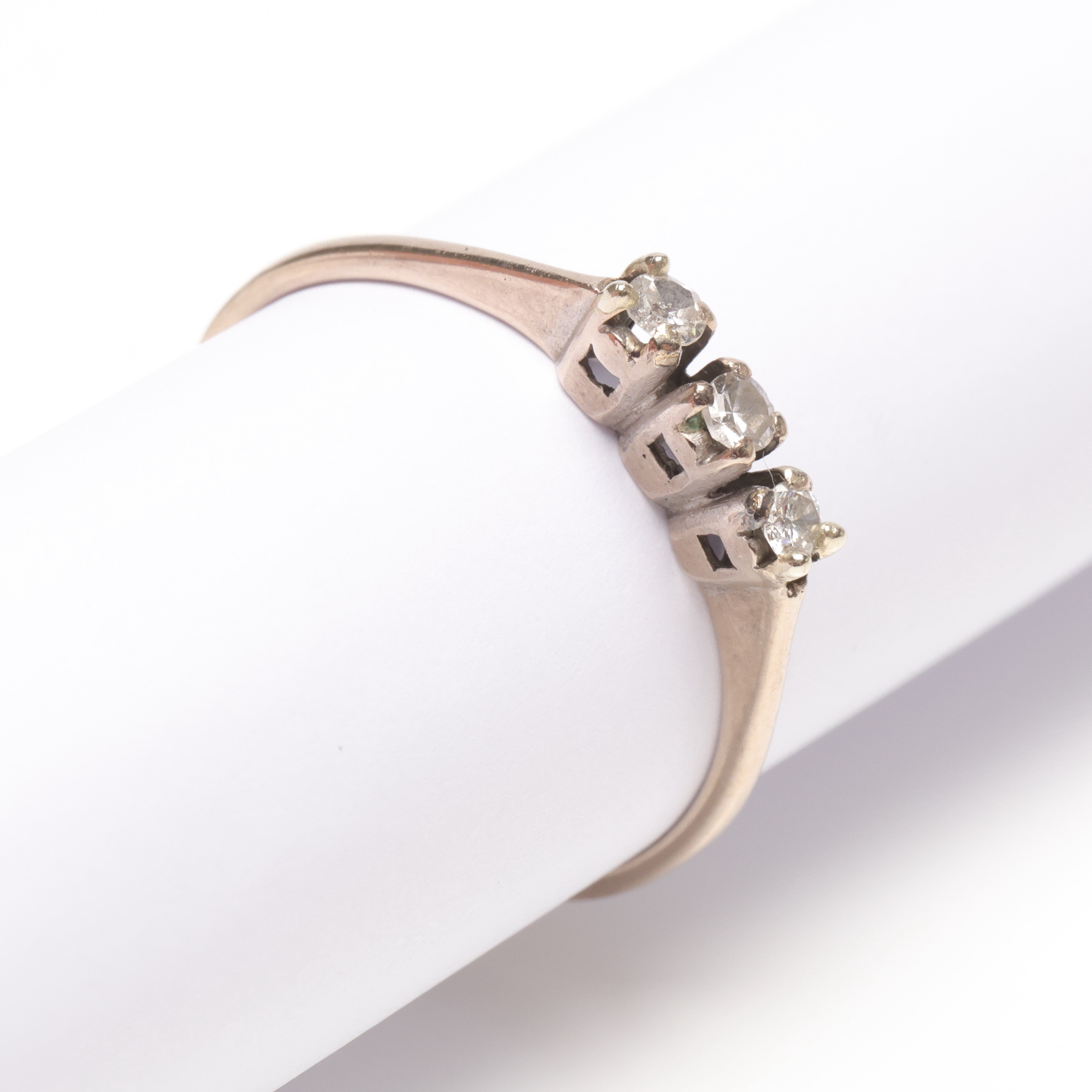 RING med 3 st diamanter, 18k vitguld, vikt ca 1,4 g.