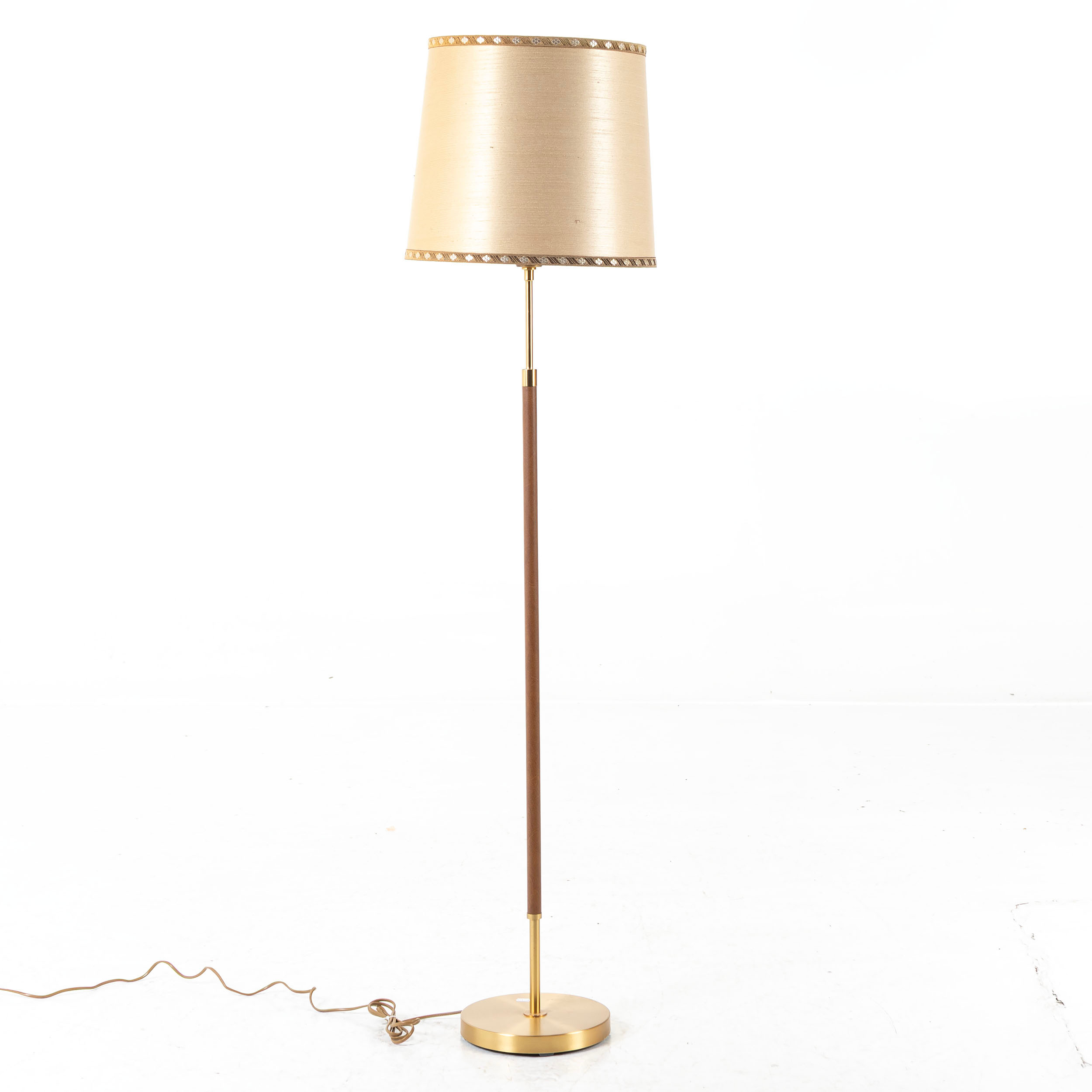 GOLVLAMPA, läder & mässing, AB Armaturhantverk, modell 150, Göteborg, omkring 1900-talets mitt.