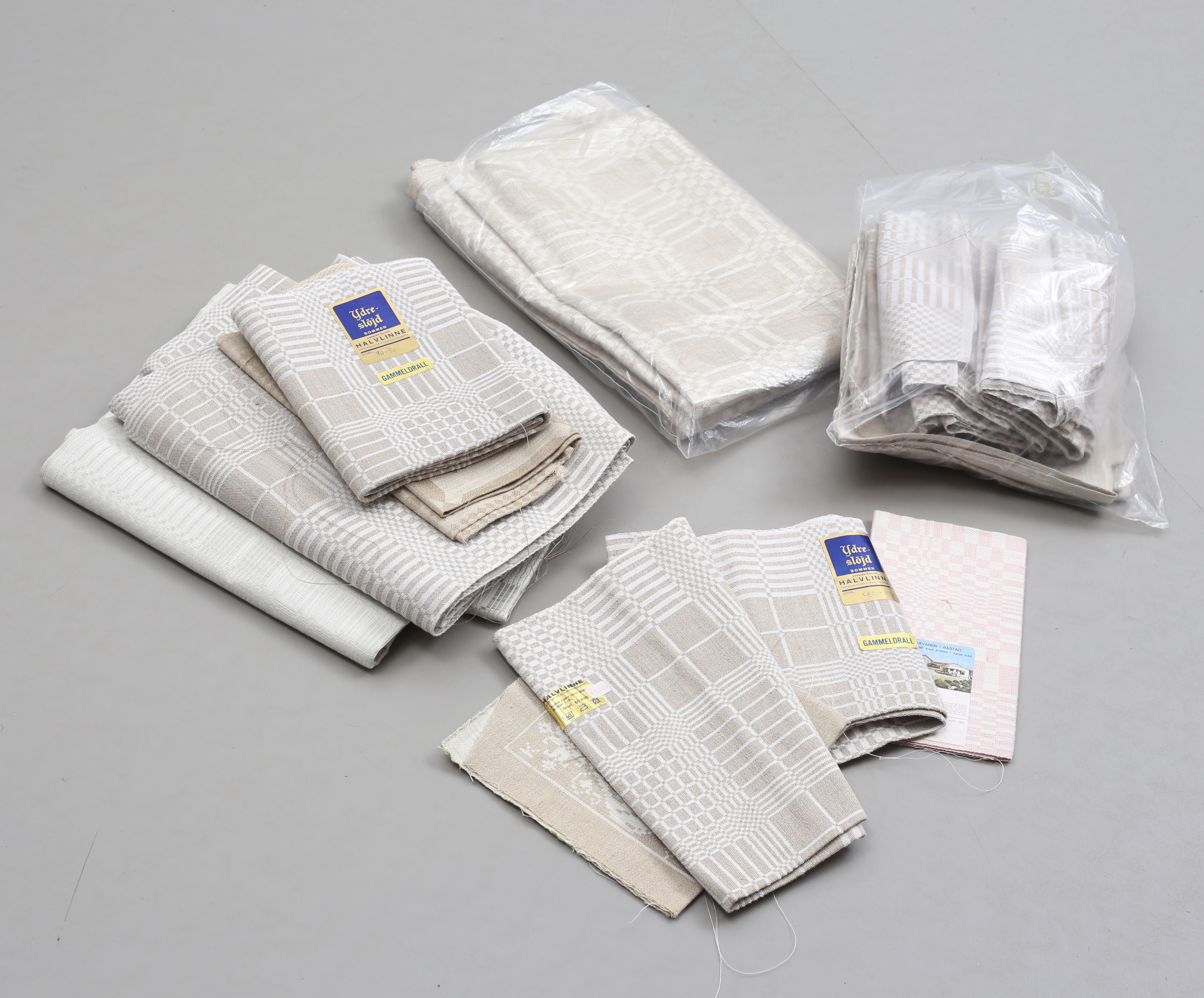 LINNEDUKAR samt SERVETTER, ca 25 delar, sk drälldukar.