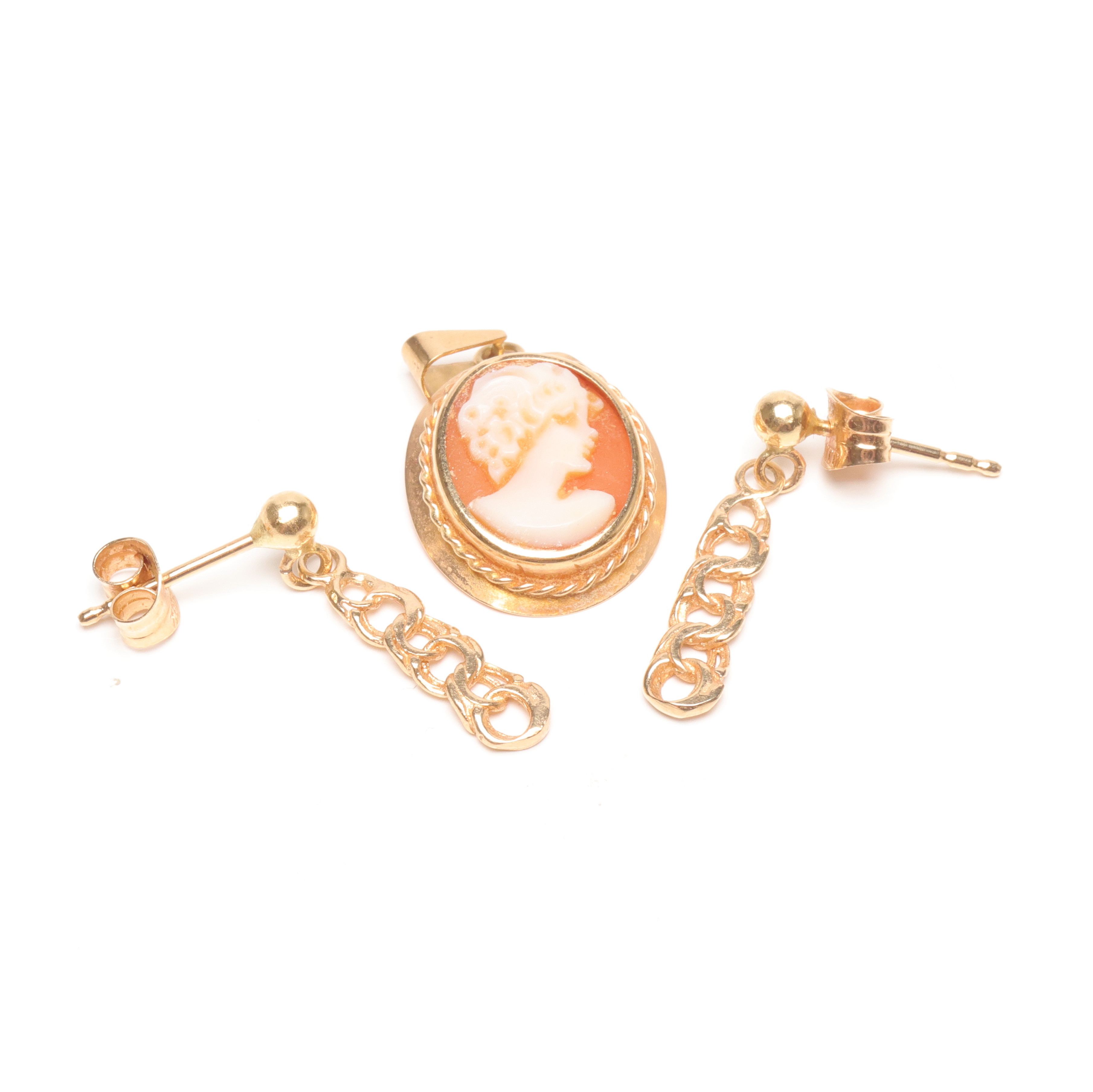 HÄNGE med CAMÉ samt ÖRHÄNGEN ''bismarck'' totalvikt ca 2,1 g.