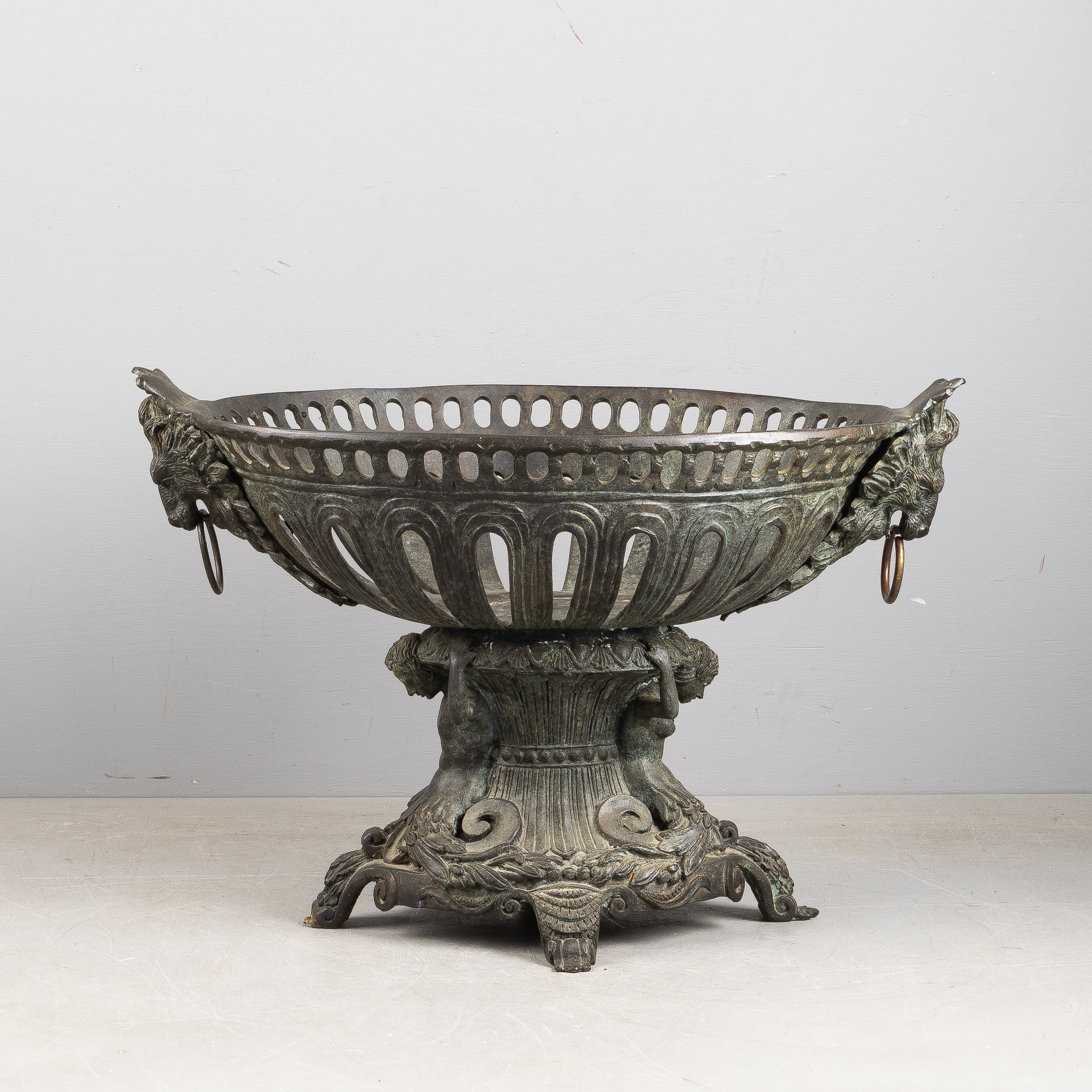 UPPSATSSKÅL, metall, genombruten dekor med lejonmaskaroner, 1900-tal.