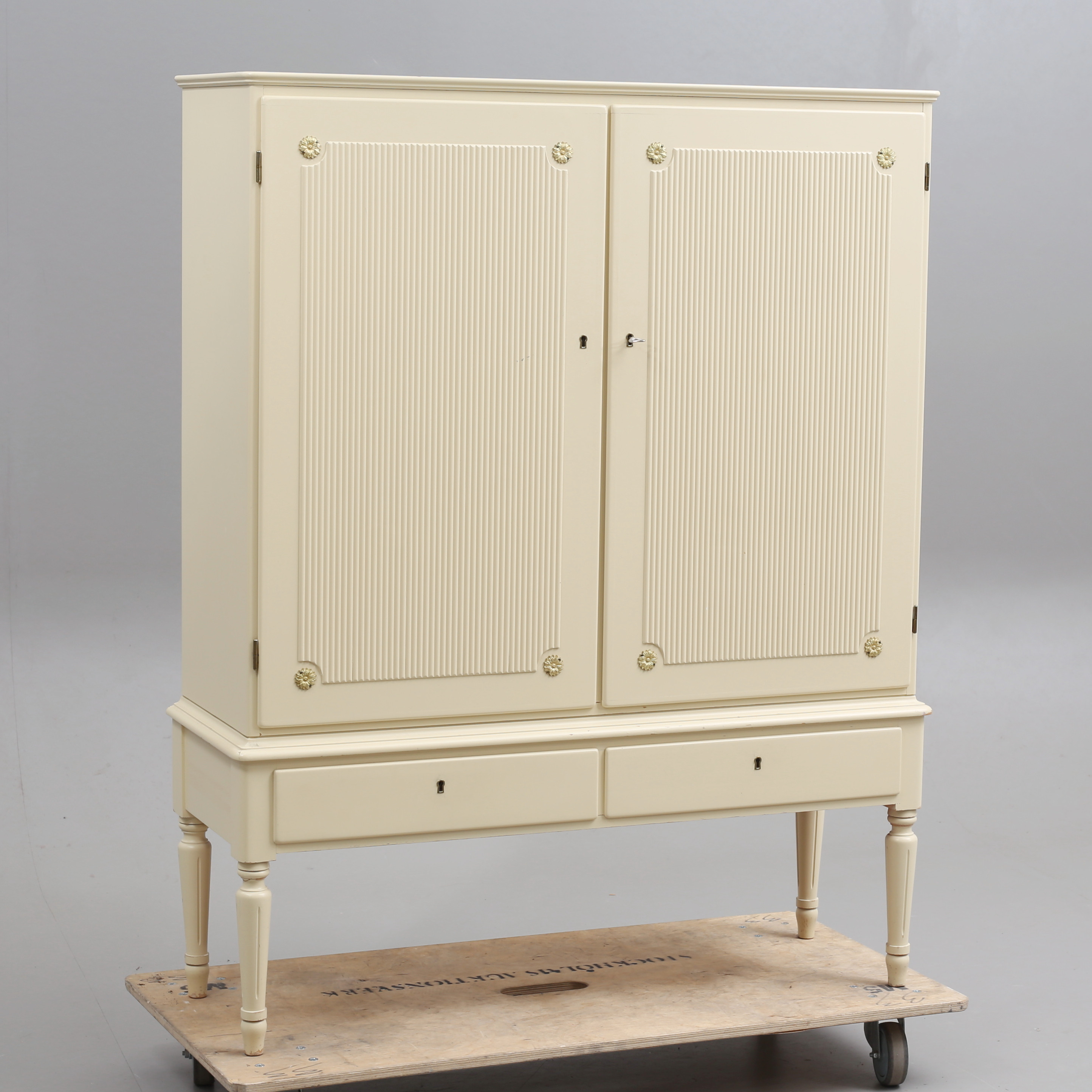 MATSALSSKÅP, gustaviansk stil, 1900-talets andra hälft.