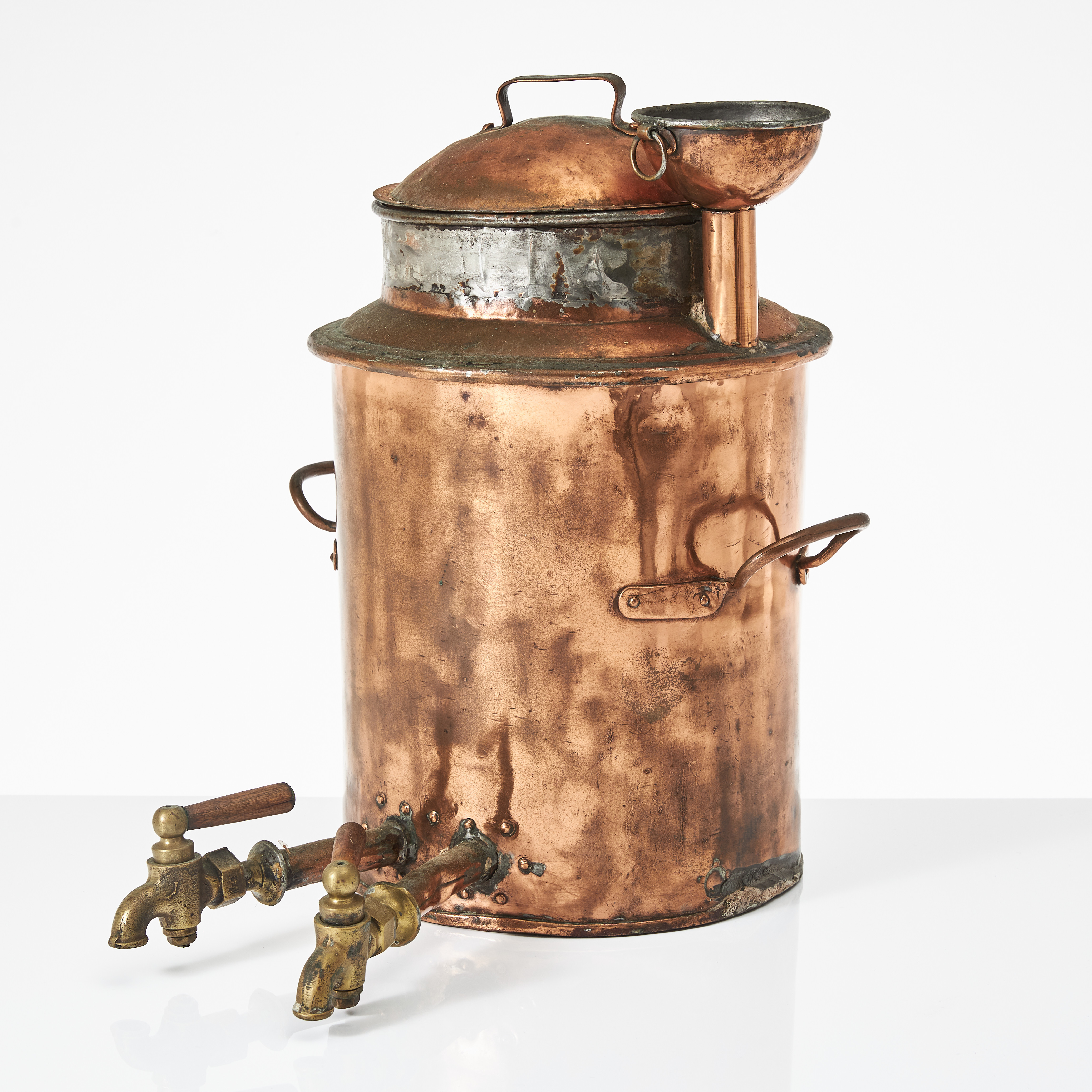 SERVERINGSKÄRL för kaffe, 1800-talets slut, koppar, med 2 tappkranar i mässing samt lock och tratt.