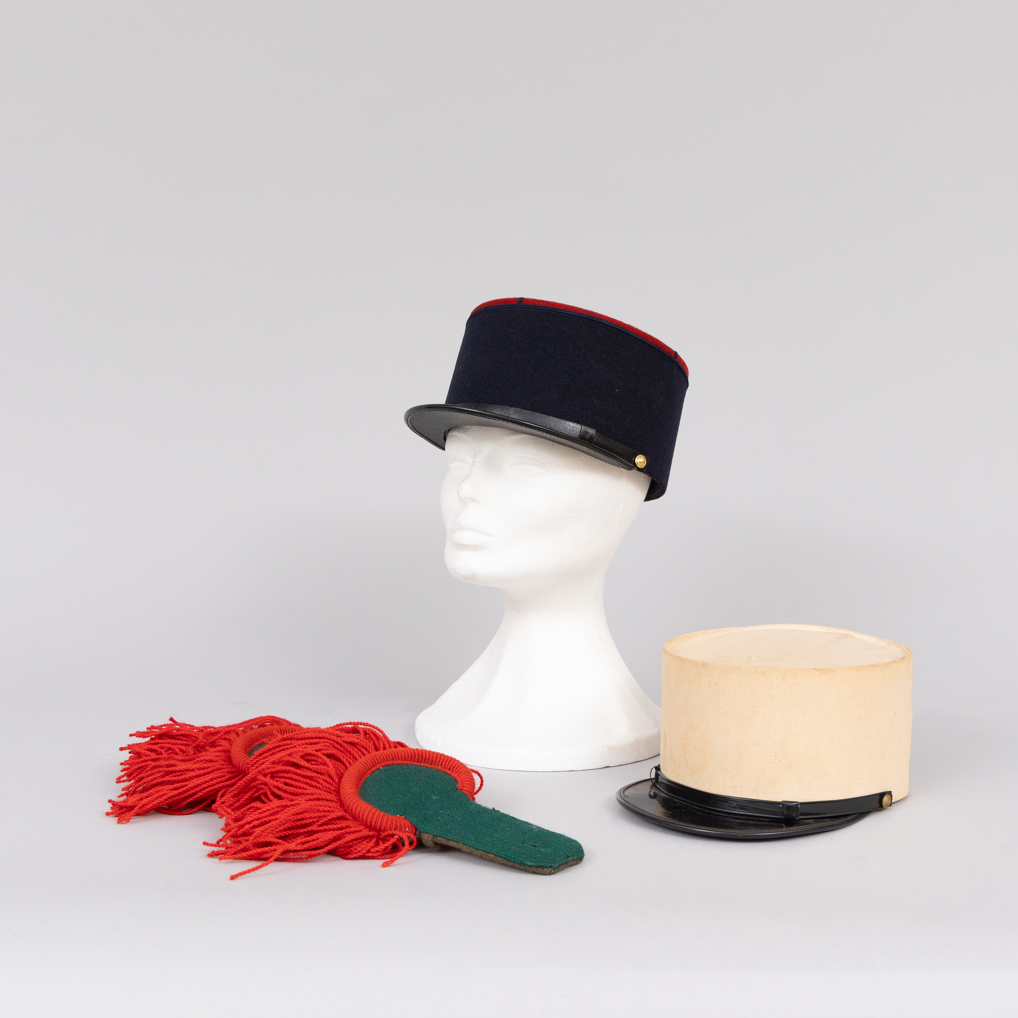 KEPI OCH EPÅLETTER, 4 delar, Främlingslegionen, Frankrike.