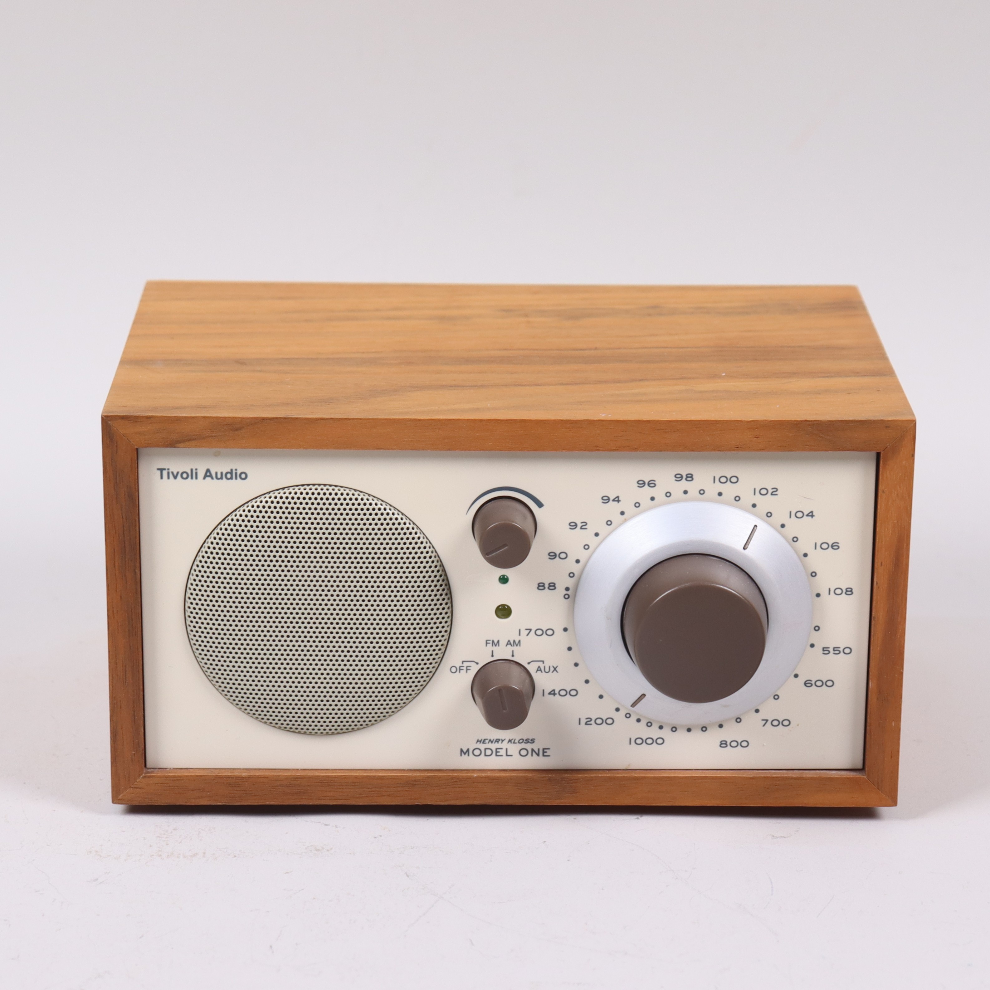 HENRY KLOSS. Tivoli Audio, Model One, radio.
