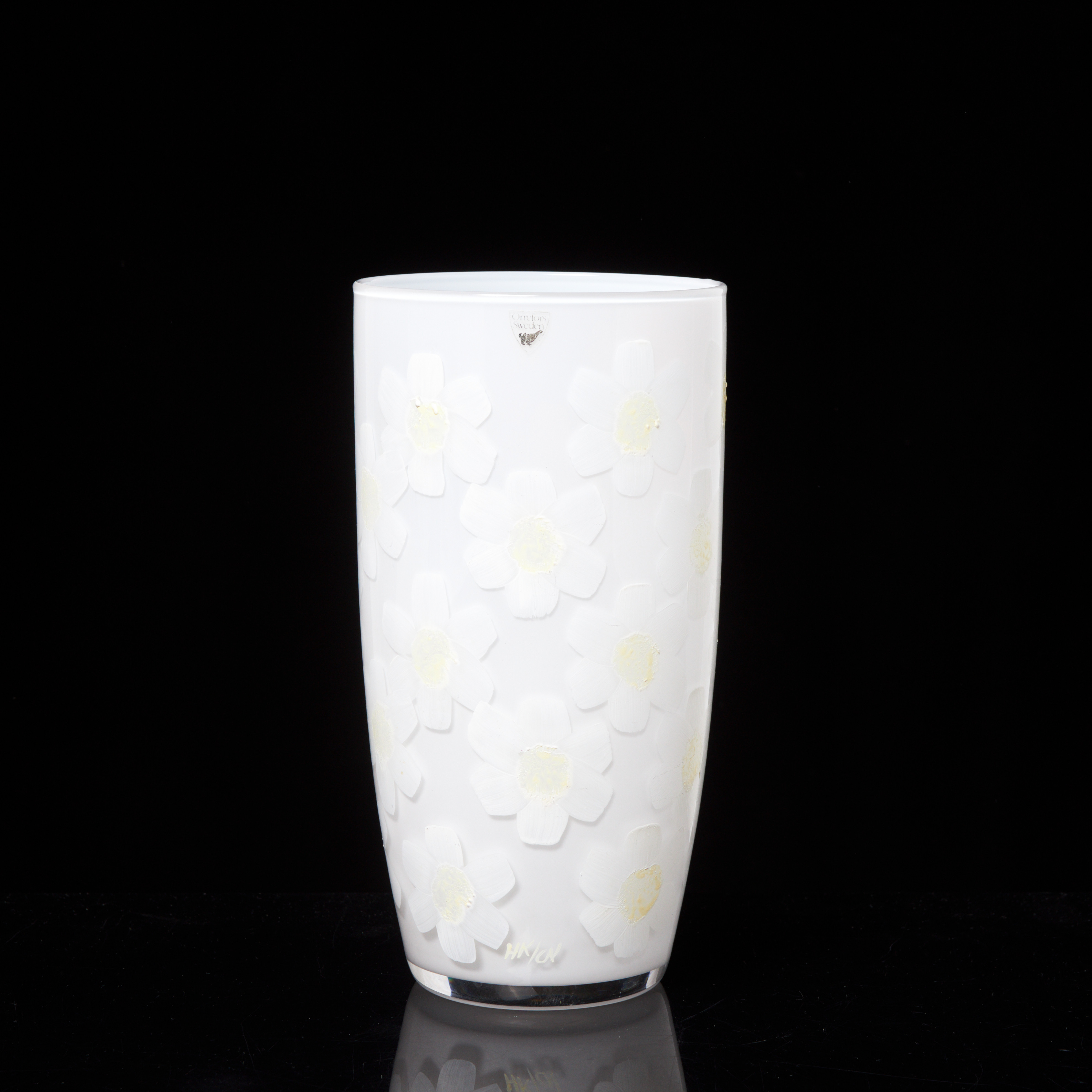 HELEN KRANTZ (FÖDD 1953). Vas , glas, med handmålad dekor av stiliserade blommor, Orrefors, etikettmärkt samt signerad HK/CN.