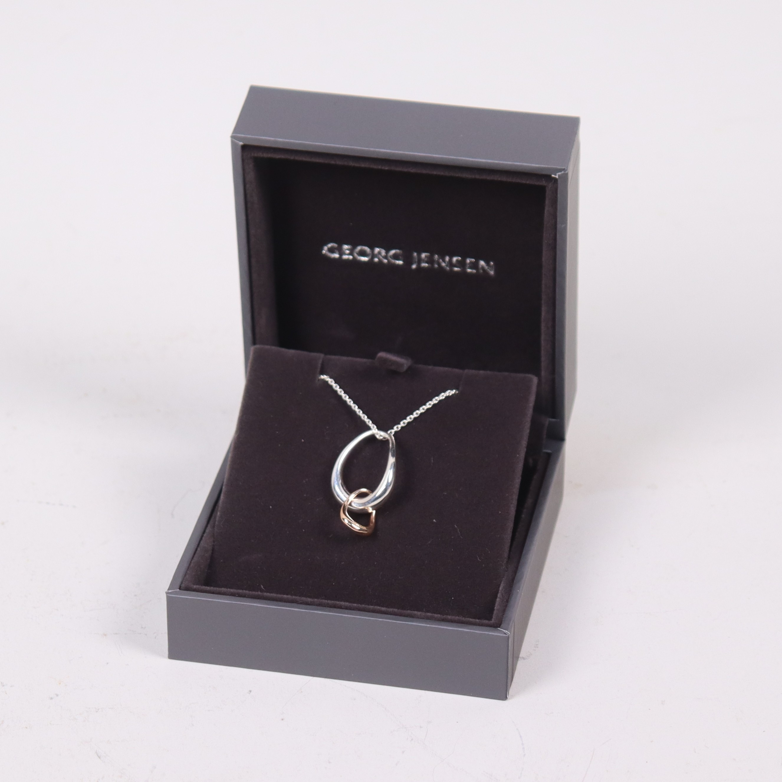 JACQUELINE RABUN. för Georg Jensen, "Offspring", silverhalsband med hängsmycke i silver och 18k roséguld.