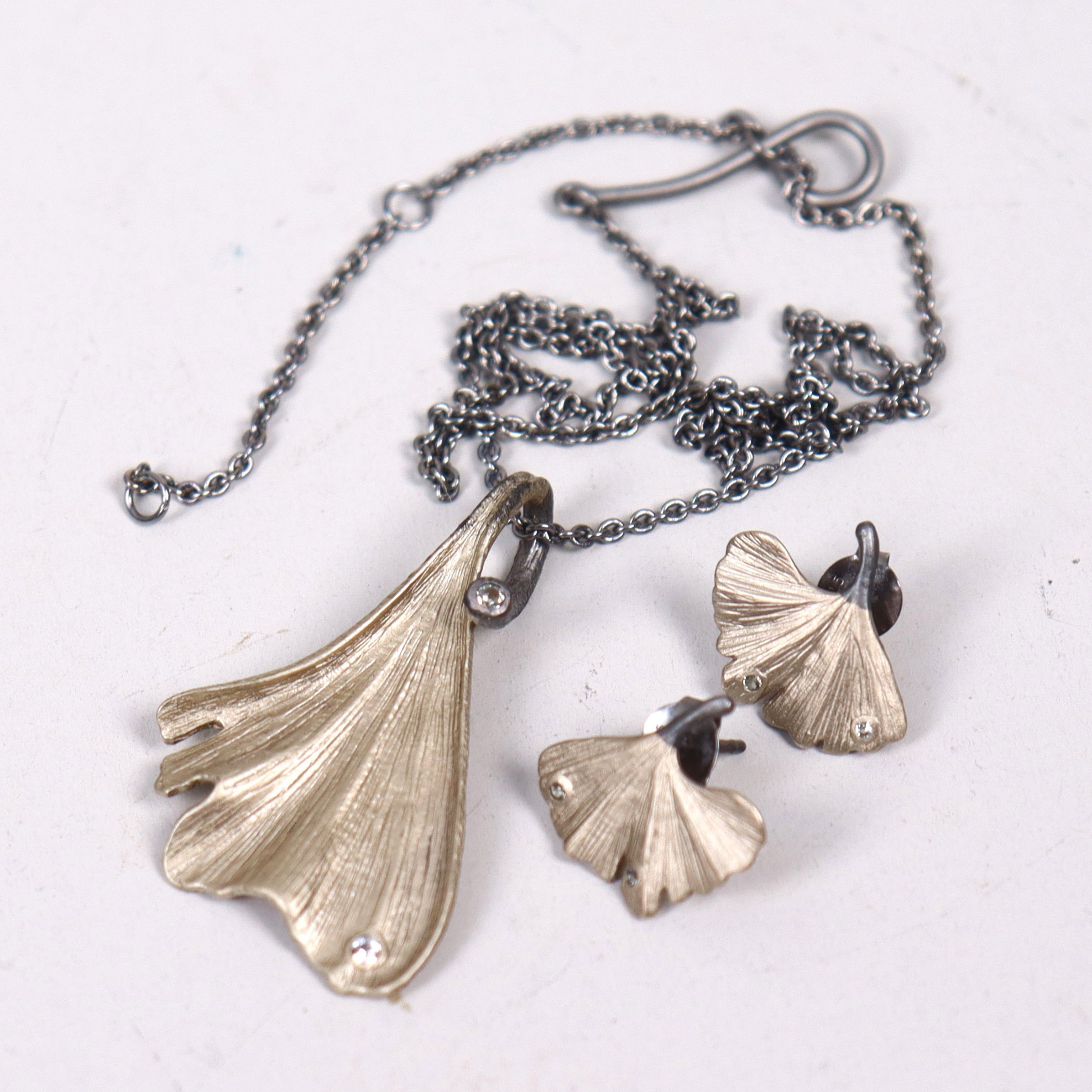 LOTTA JEWELLERY, Ginza Ginkgo Leaf halsband samt Ueno Ginkgo Leaf örhängen, 3 delar.