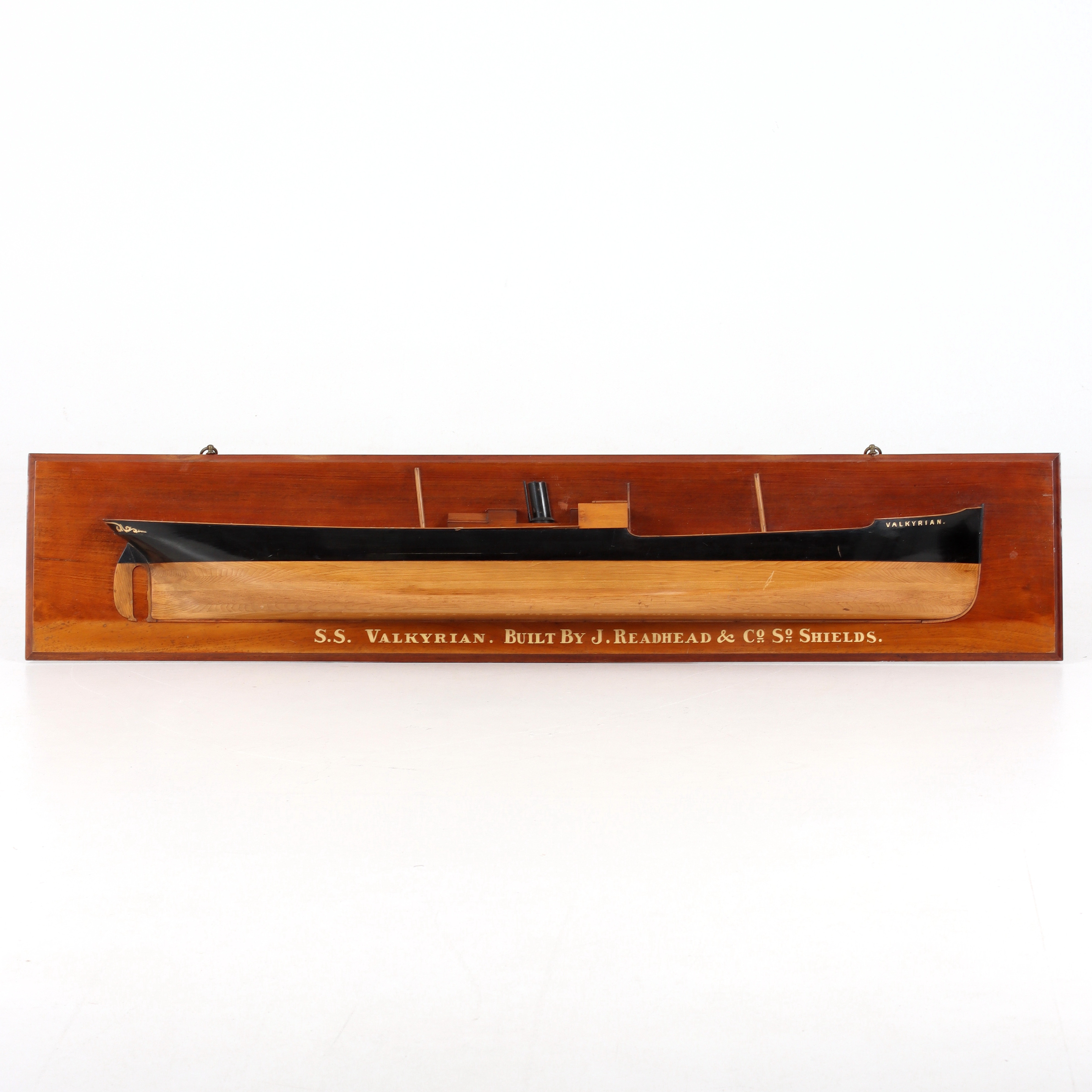 BÅTMODELL, sk halvbåtsmodell, mahogny, "S.S. Valkyrian", byggd av J. Readhead & Co. South Shields, England. 18/1900-tal.