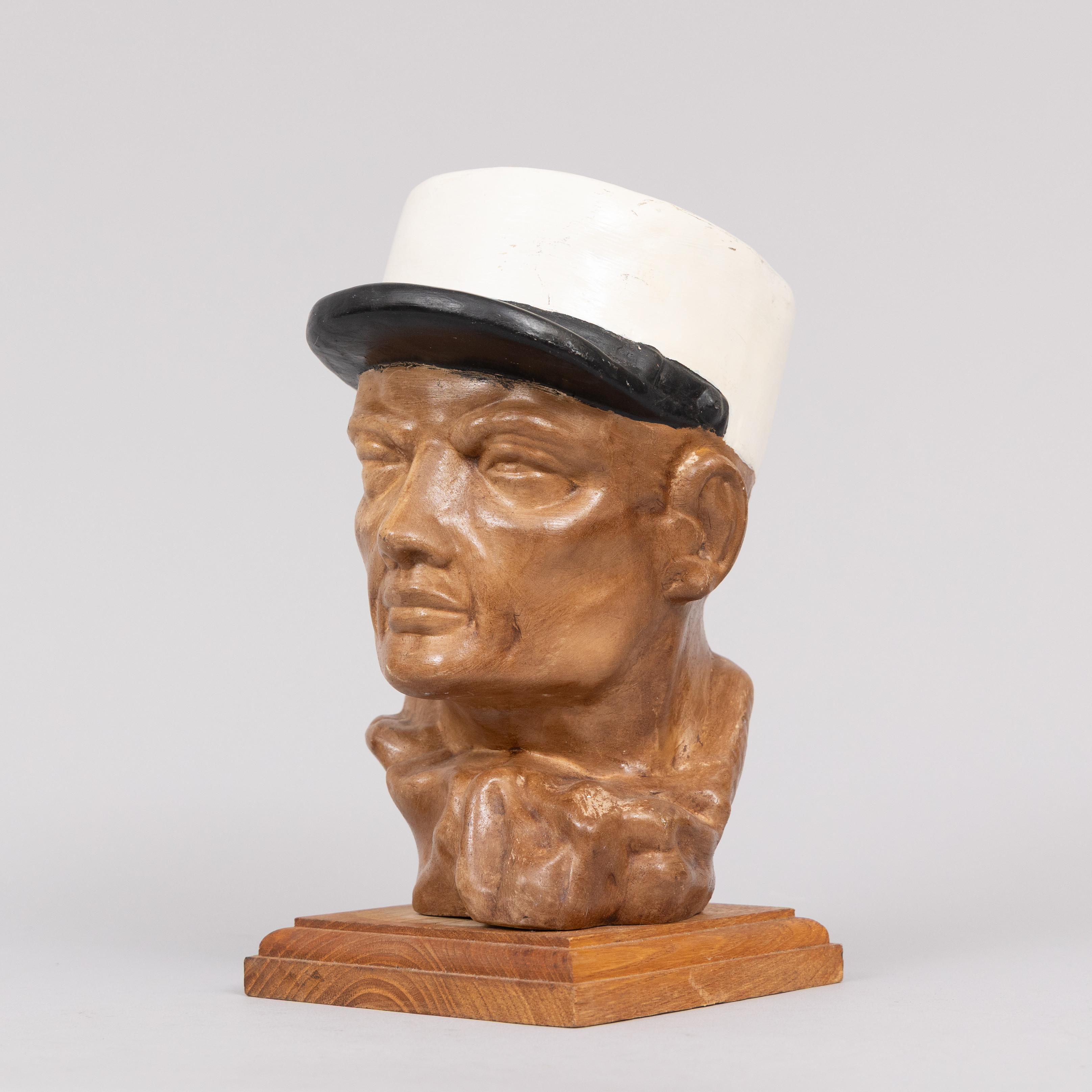 SKULPTUR, bemålat trä, förställande en främlingslegionär, 1900-tal.