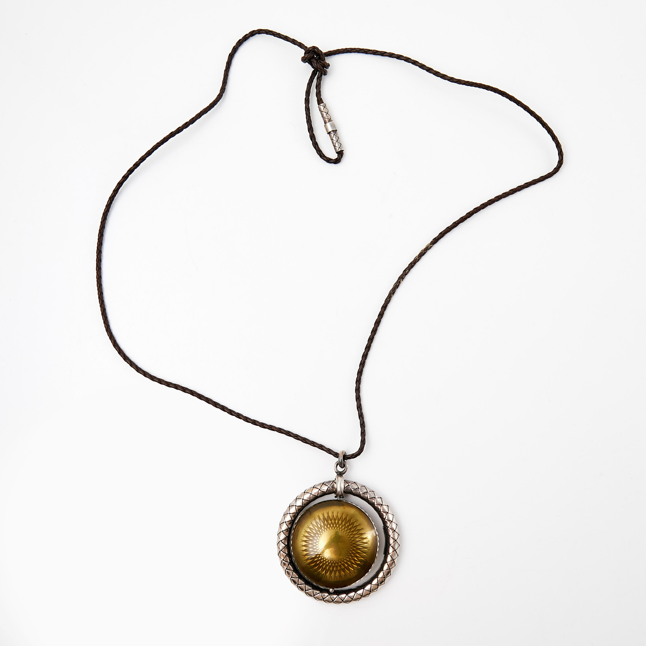 BOTTEGA VENETA. Hänge, sterlingsilver, flätat skinnband, märkt.