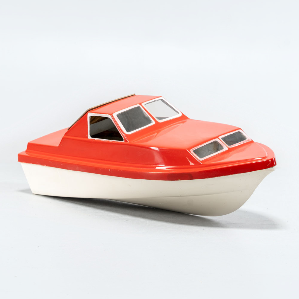 LEKSAK, Modellbåt för radiostyrning, Glasfiberarmerad plast, Teak-lucka.