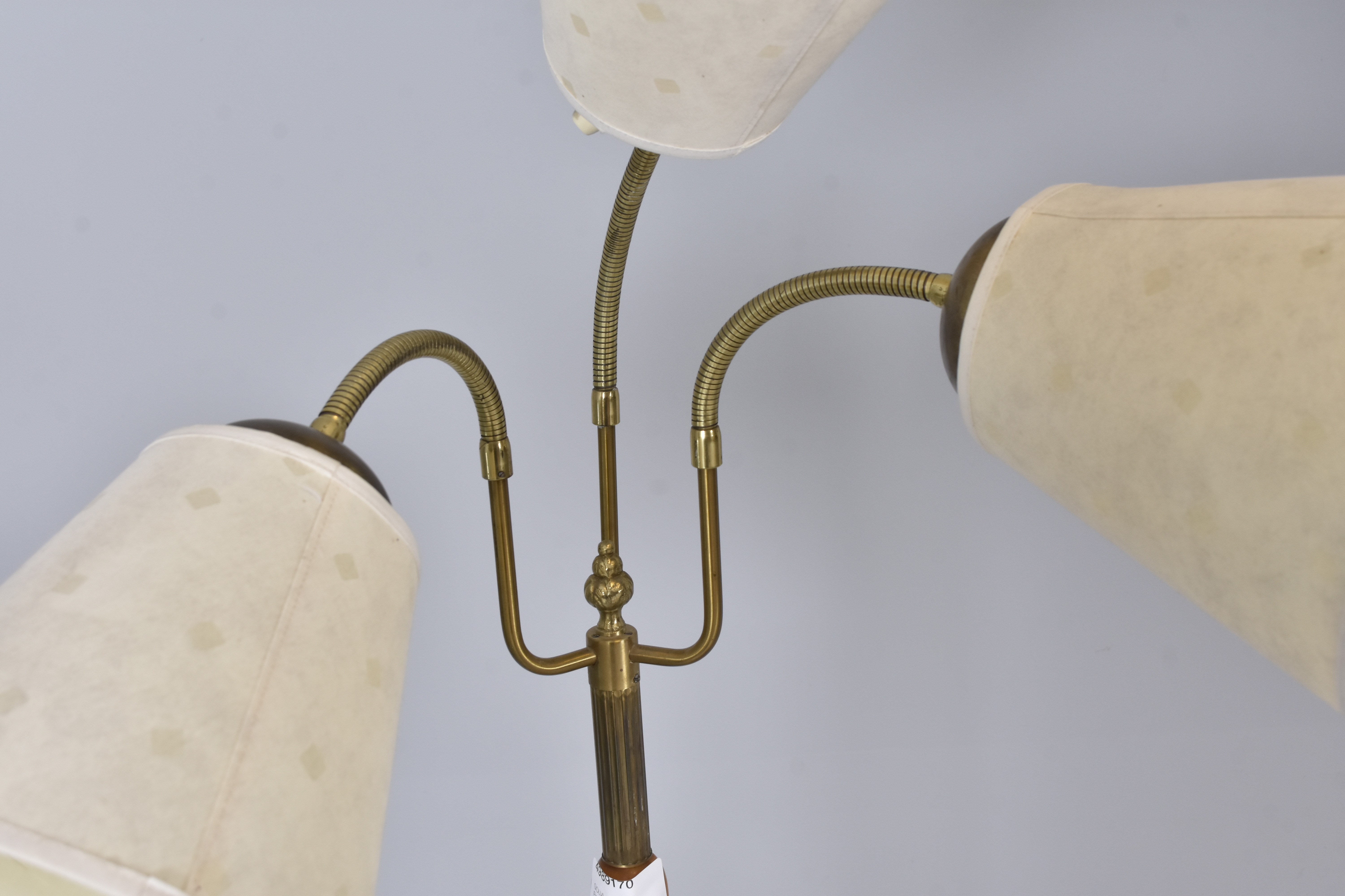 GOLVLAMPA, Pagos, gulmetall/trä, omkring 1900-talets mitt.